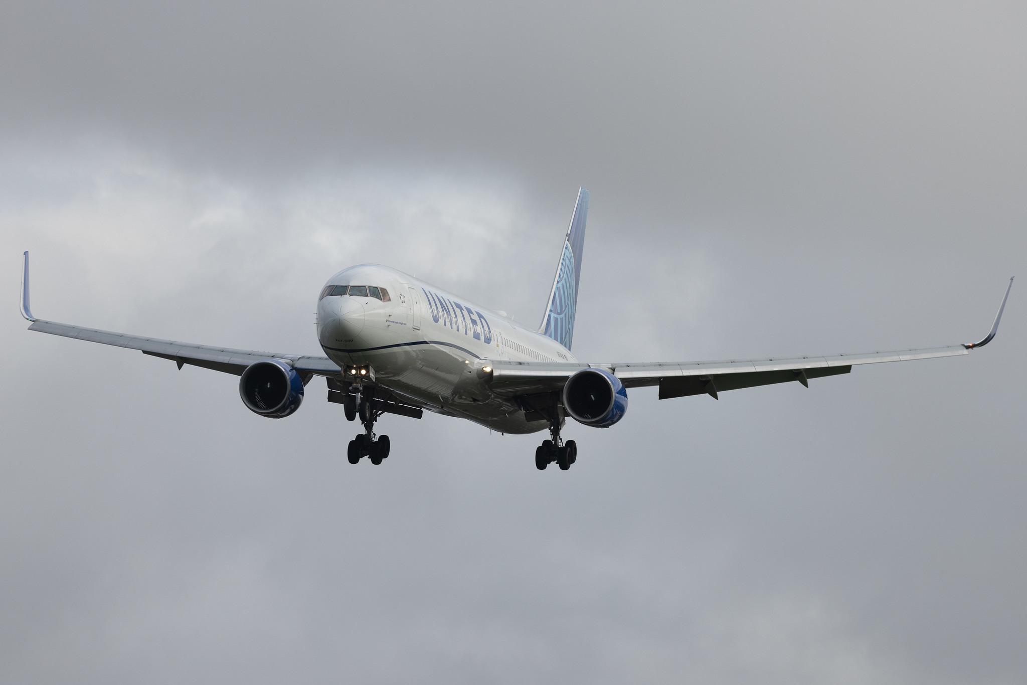 London Heathrow: United Airlines (UA / UAL) | Boeing 767-322(ER) B763 | N674UA | MSN 29242