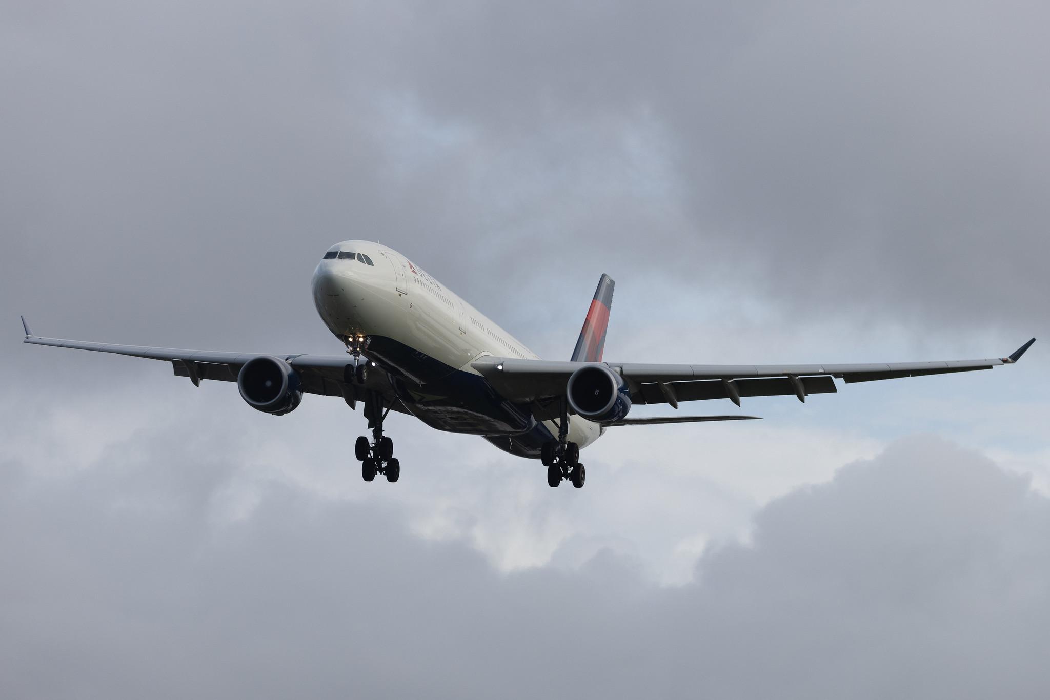 London Heathrow: Delta Air Lines (DL / DAL) | Airbus A330-302 A333 | N824NW | MSN 1637