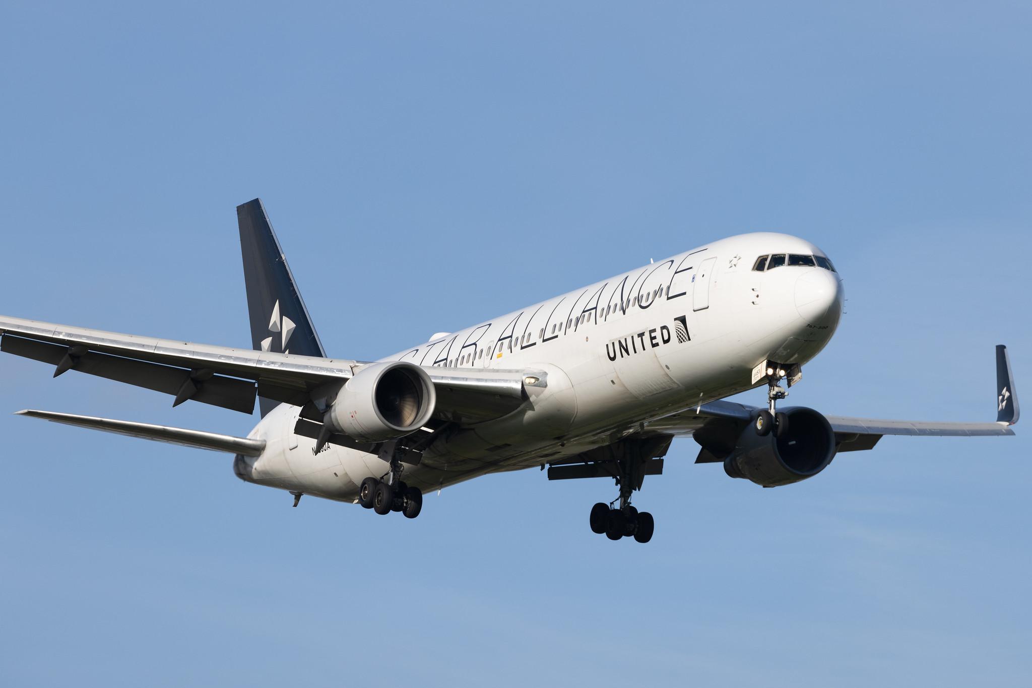 London Heathrow: United Airlines (UA / UAL) | Livery: Star Alliance livery | Boeing 767-322(ER) B763 | N653UA | MSN 25391