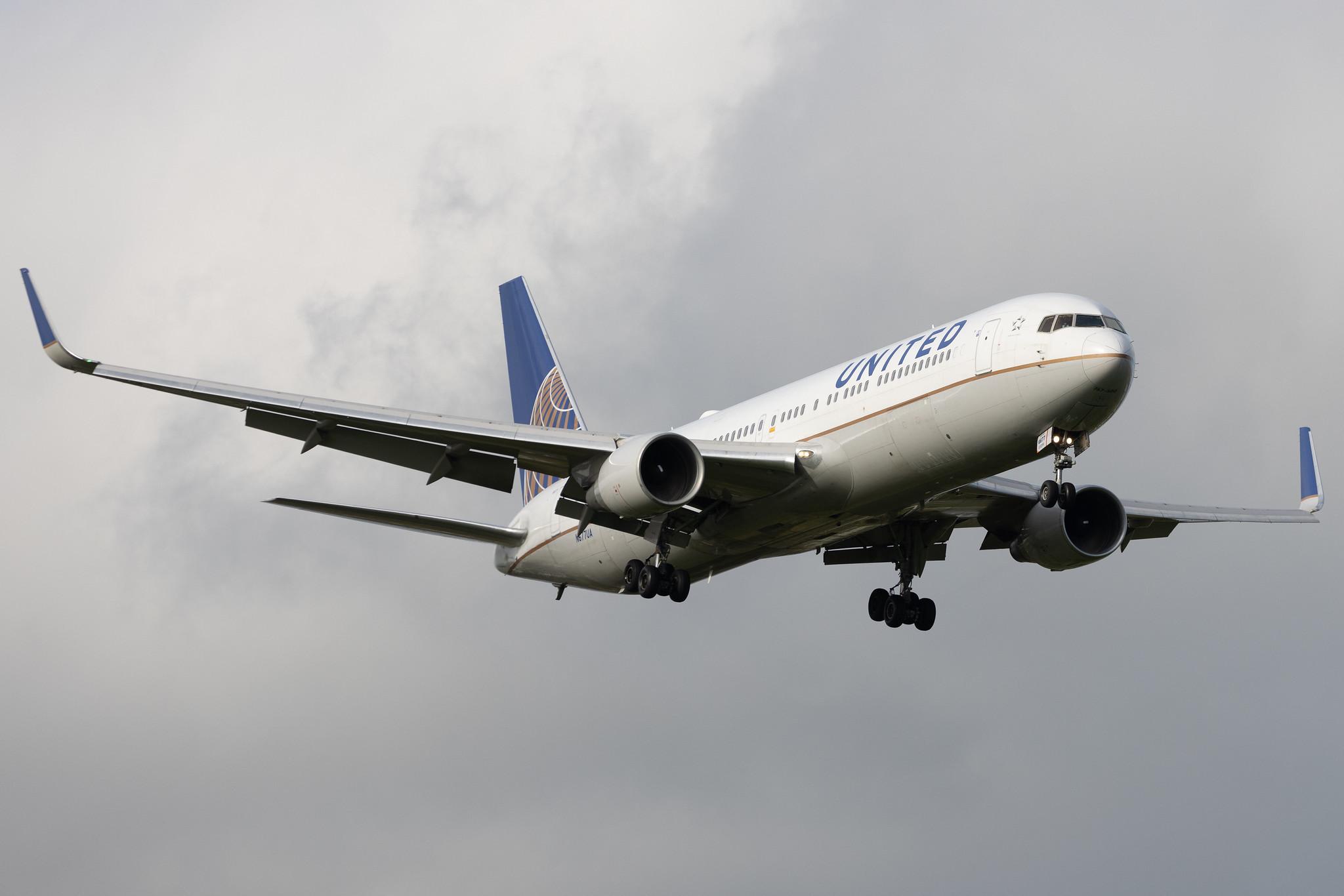London Heathrow: United Airlines (UA / UAL) | Boeing 767-322(ER) B763 | N677UA | MSN 30029