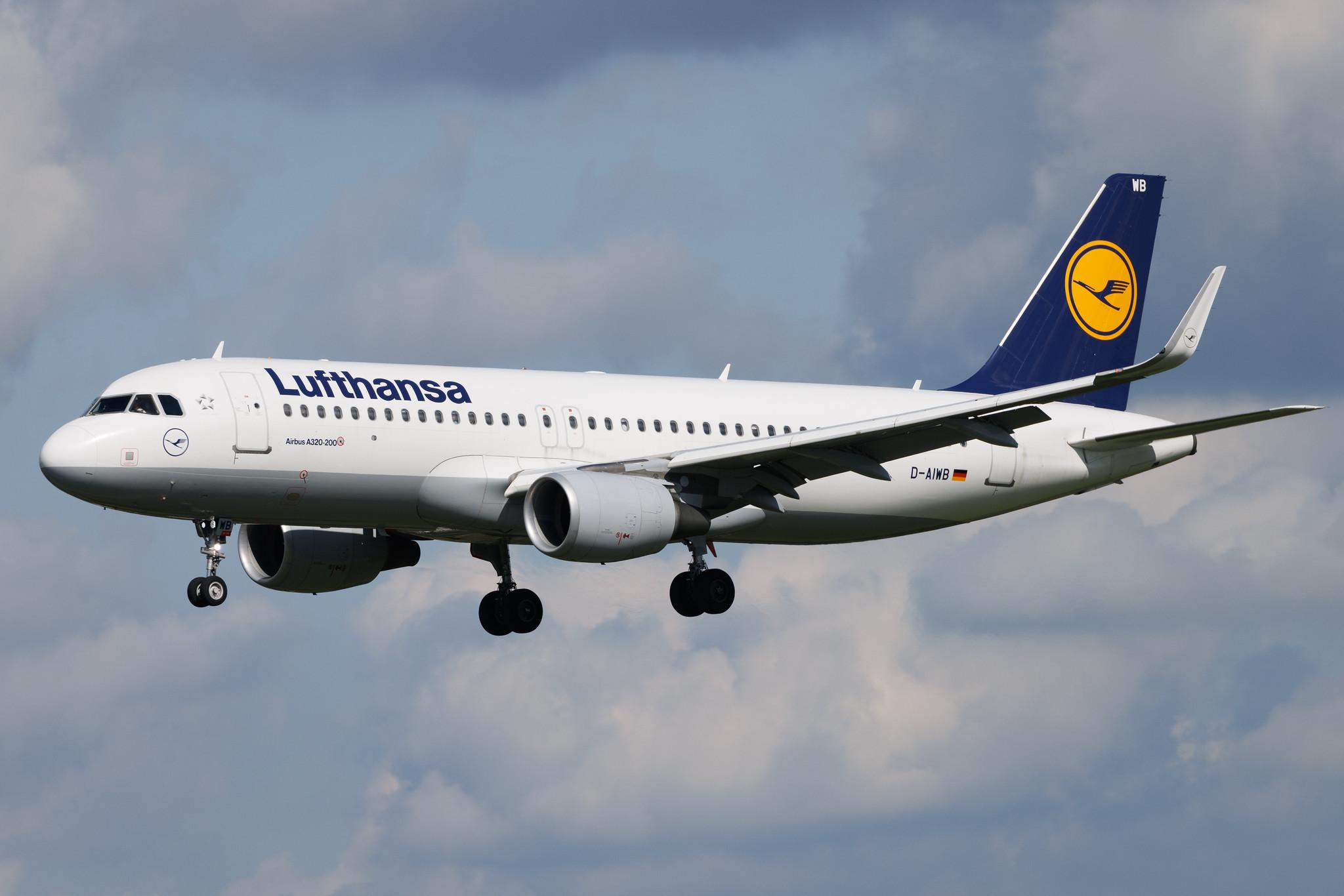 Hamburg Airport: Lufthansa (LH / DLH) | Airbus A320-214 A320 | D-AIWB | MSN 7699
