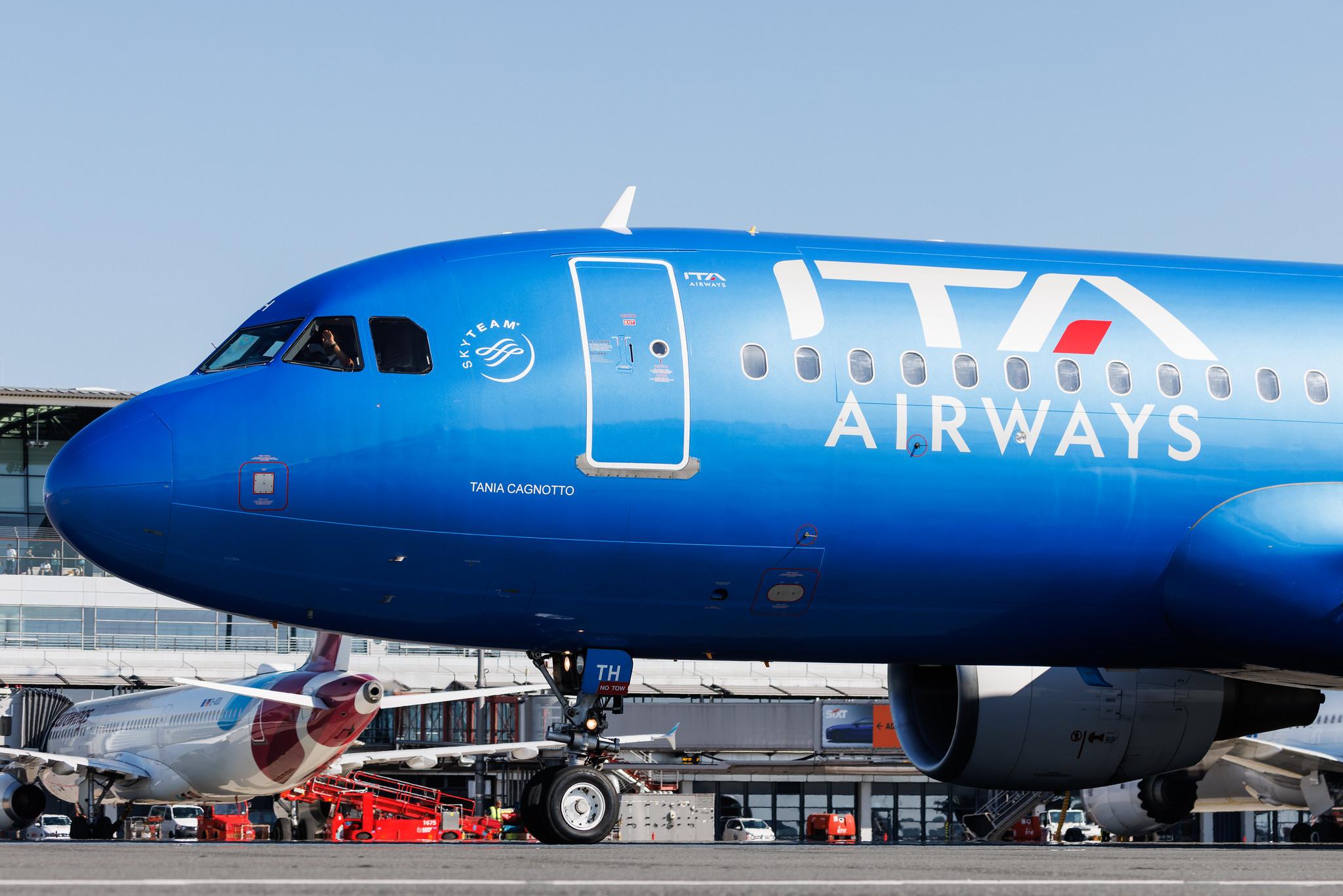 Hamburg Airport: ITA Airways (AZ / ITY) | Airbus A320-216 A320 | EI-DTH | MSN 03956