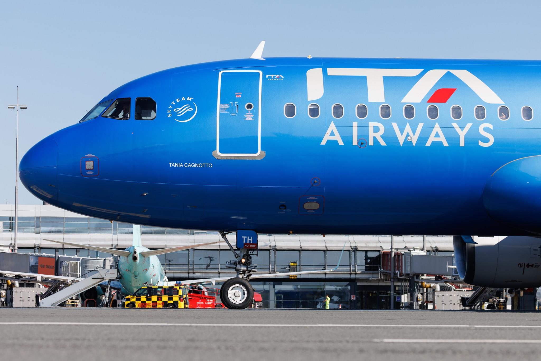 Hamburg Airport: ITA Airways (AZ / ITY) | Airbus A320-216 A320 | EI-DTH | MSN 03956