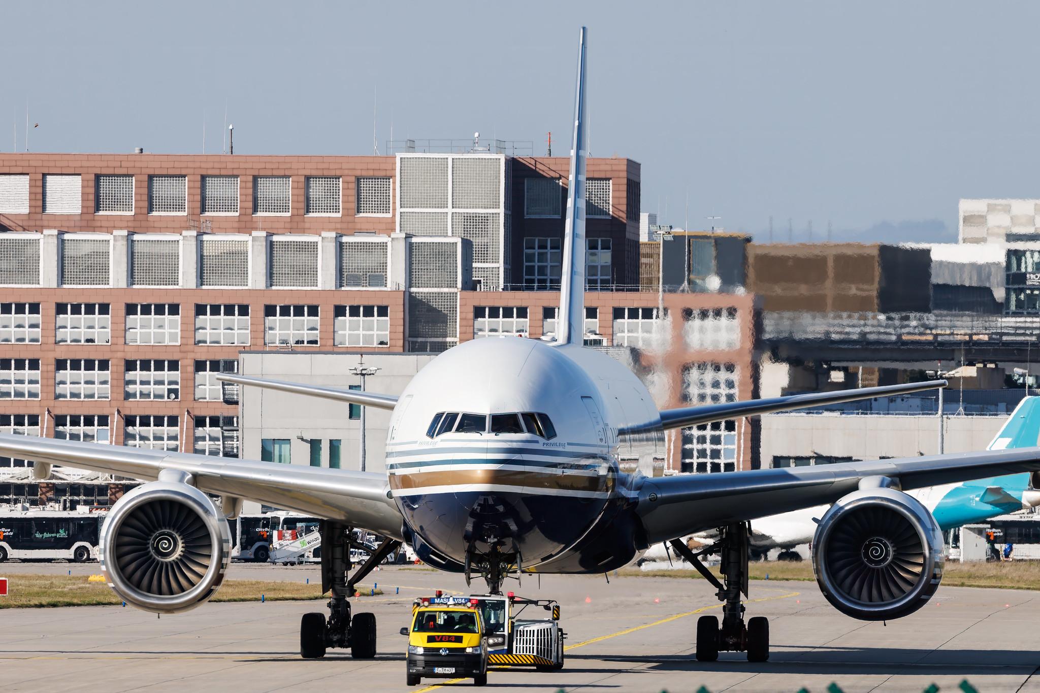 Frankfurt Airport: Privilege Style (P6 / PVG) | Boeing 777-212(ER) B772 | EC-MUA | MSN 28524