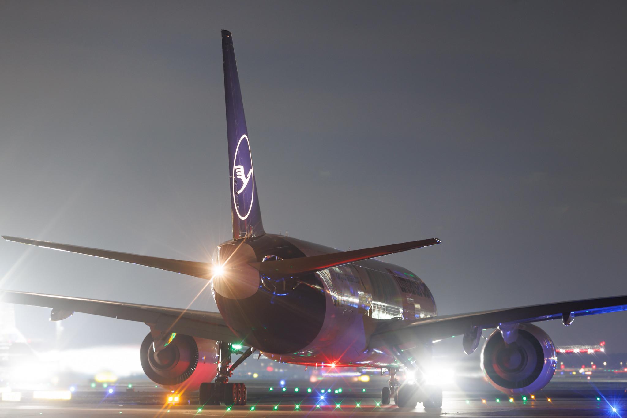 Frankfurt Airport: Lufthansa Cargo (/ GEC) | Operator: Lufthansa CityLine | Airbus A321-211 A321 | D-AEUA | MSN 1988