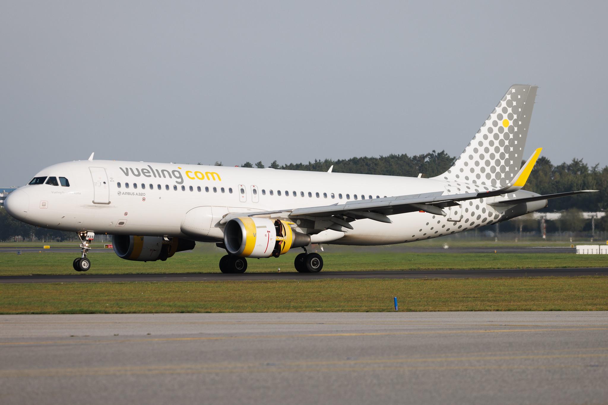 Hamburg Airport: Vueling (VY / VLG) | Airbus A320-214 A320 | EC-MAN | MSN 6079