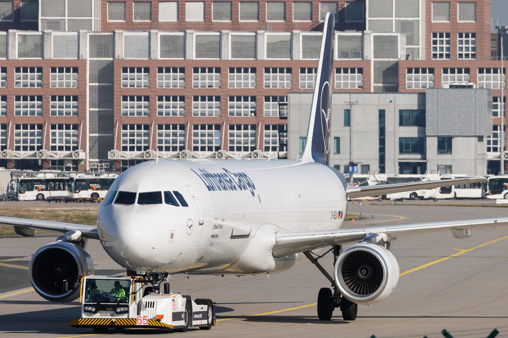 Frankfurt Airport: Lufthansa Cargo (/ GEC) | Operator: Lufthansa CityLine | Airbus A321-211 A321 | D-AEUA | MSN 1988