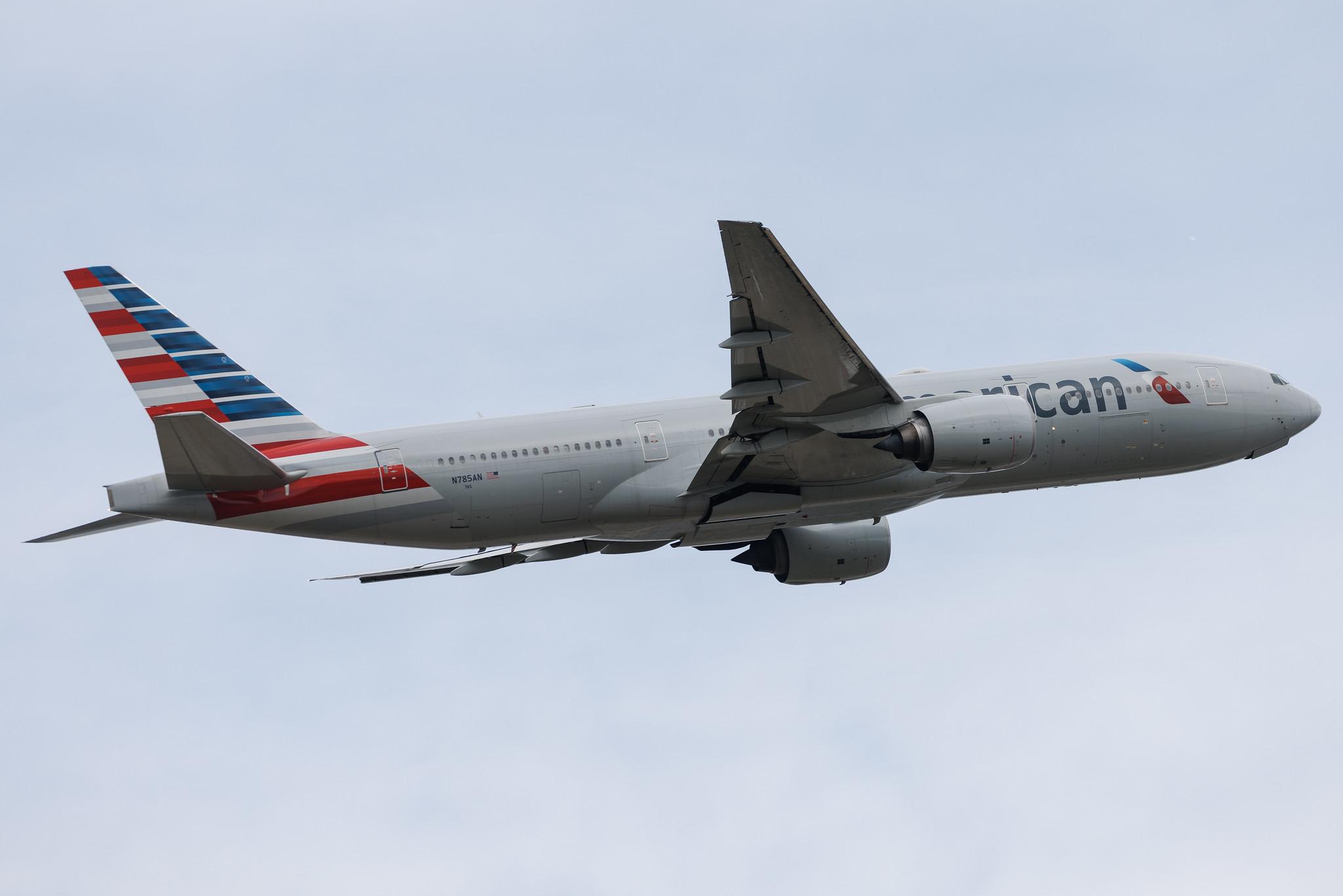 London Heathrow: American Airlines (AA / AAL) | Boeing 777-223(ER) B772 | N785AN | MSN 30005