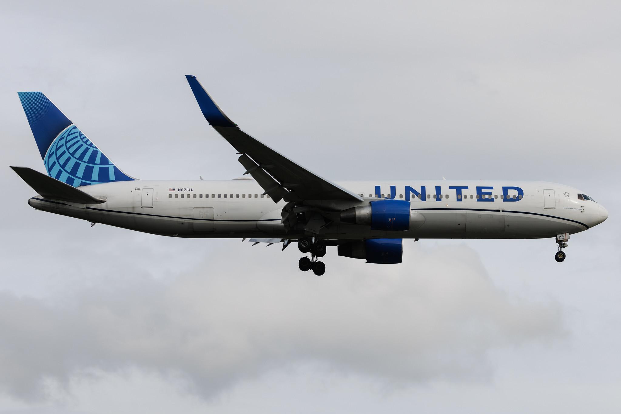 London Heathrow: United Airlines (UA / UAL) | Boeing 767-322(ER) B763 | N671UA | MSN 30026