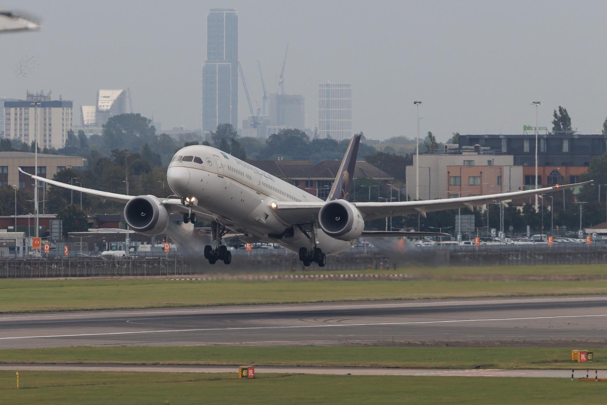London Heathrow: Saudia (SV / SVA) | Boeing 787-9 Dreamliner B789 | HZ-ARA | MSN 41544