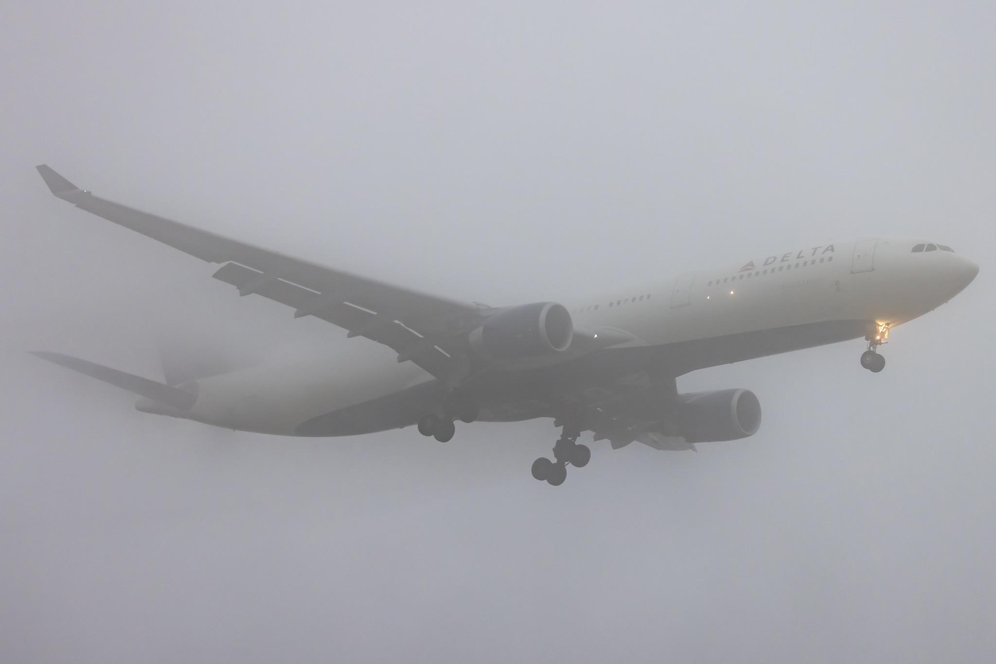 Amsterdam Schiphol: Delta Air Lines (DL / DAL) | Airbus A330-302 A333 | N824NW | MSN 1637