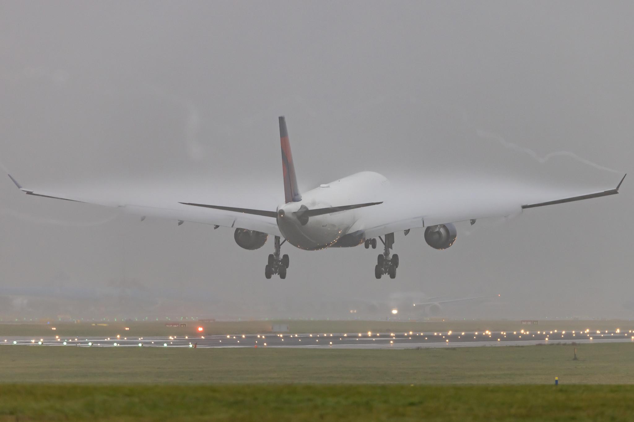 Amsterdam Schiphol: Delta Air Lines (DL / DAL) | Airbus A330-302 A333 | N824NW | MSN 1637