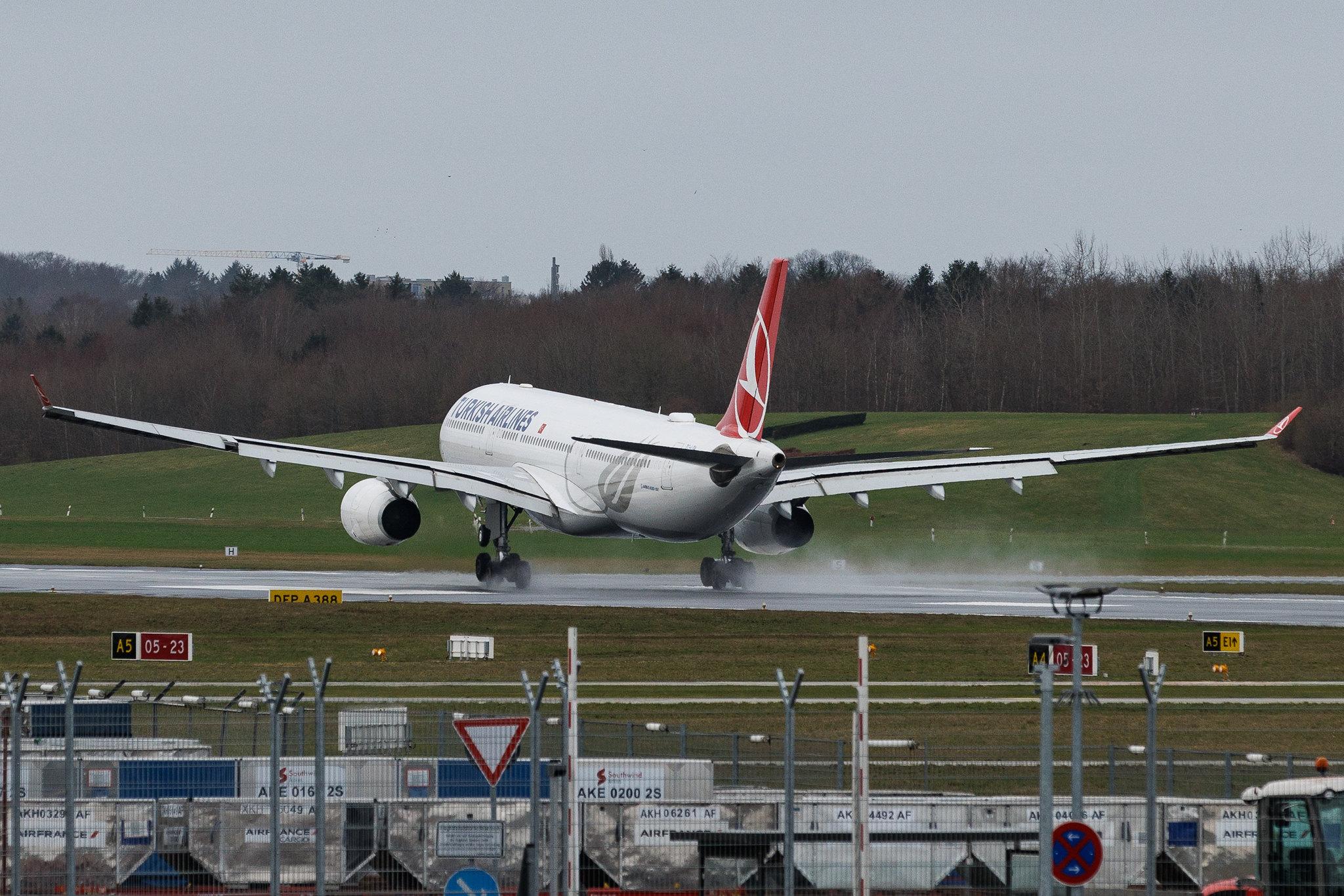 Hamburg Airport: Turkish Airlines (TK / THY) | Airbus A330-343 A333 | TC-LOA | MSN 1483