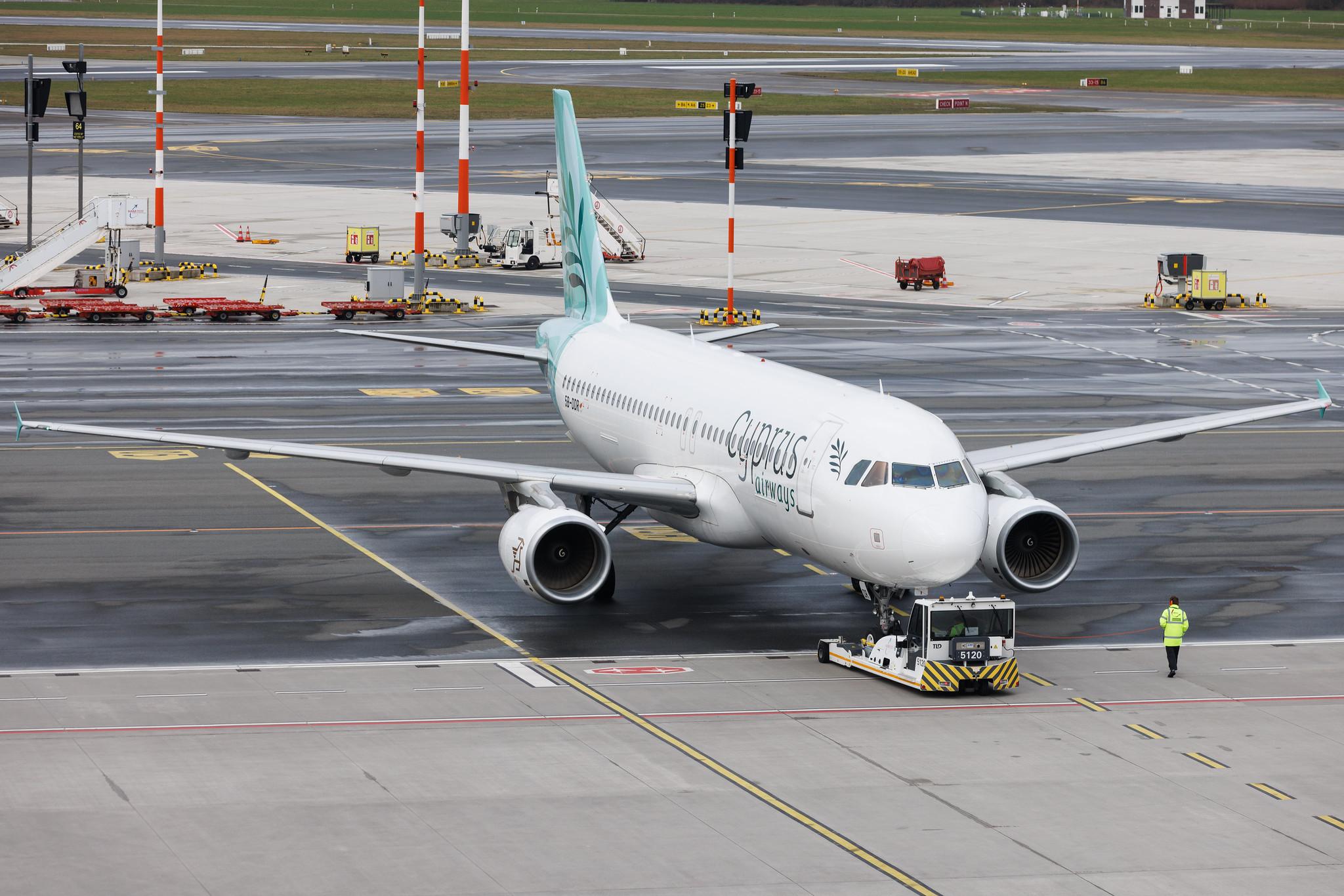 Hamburg Airport: Cyprus Airways (CY / CYP) | Airbus A320-214 A320 | 5B-DDR | MSN 03933
