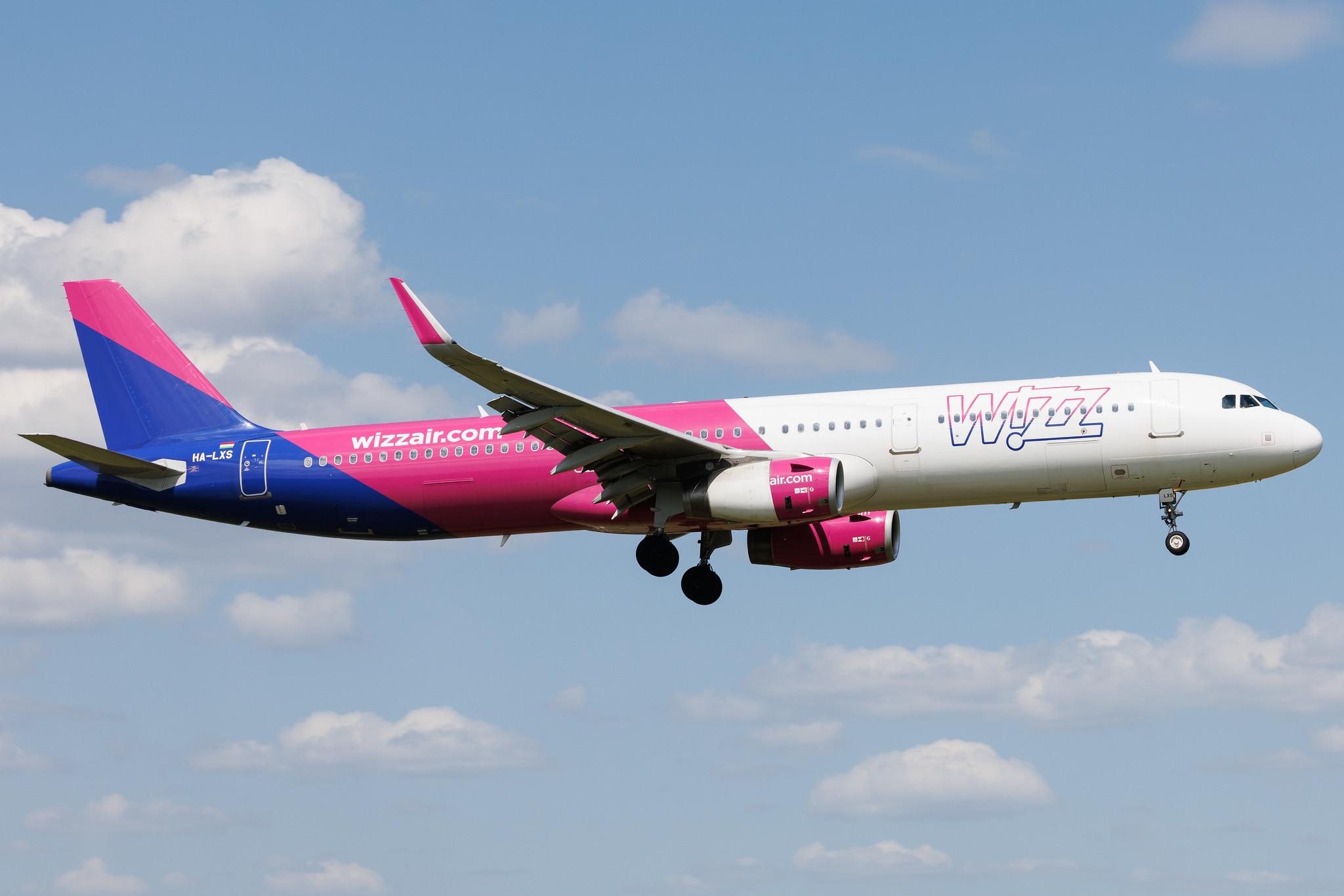 Warsaw Chopin Airport: Wizz Air (W6 / WZZ) | Airbus A321-231 A321 | HA-LXS | MSN 07702