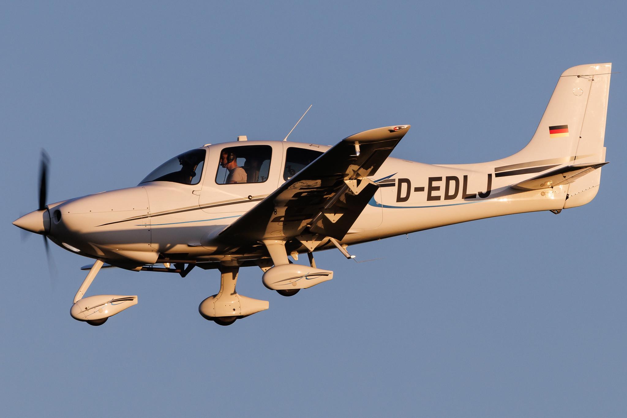 Hamburg Airport: Private owner | Cirrus SR20 SR20 | D-EDLJ | MSN 2052