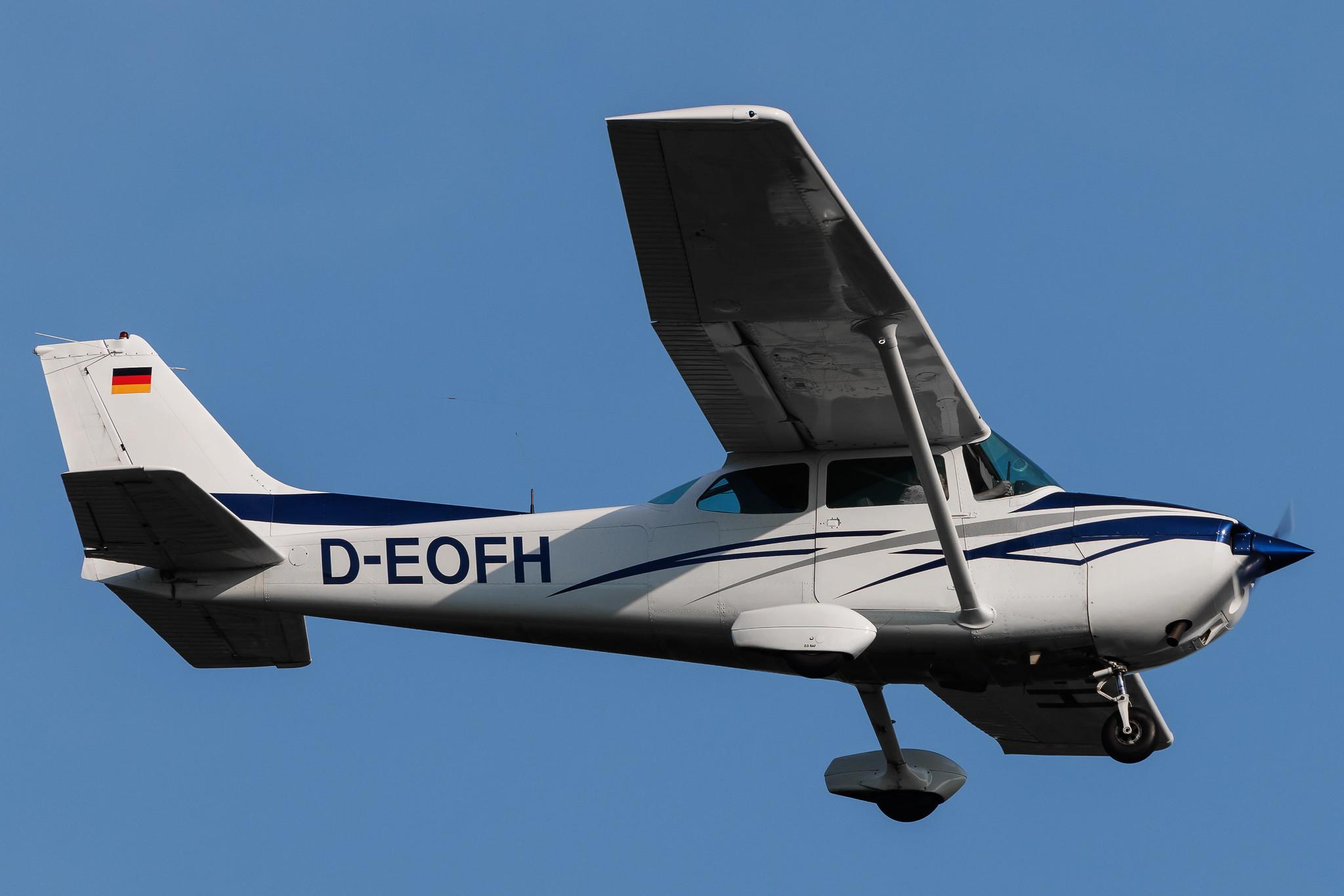 Hamburg Airport: Flugschule Hamburg | Cessna 172S C172 | D-EDDX | MSN 172S10124