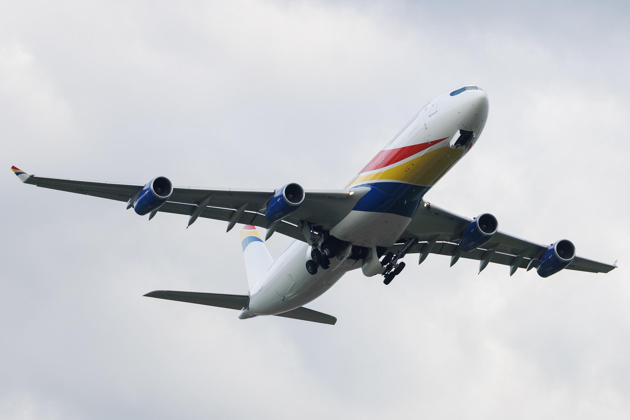 Hamburg Airport: Legend Airlines (LZ / LAL) | Airbus A340-313 A343 | YR-LRC | MSN 0844