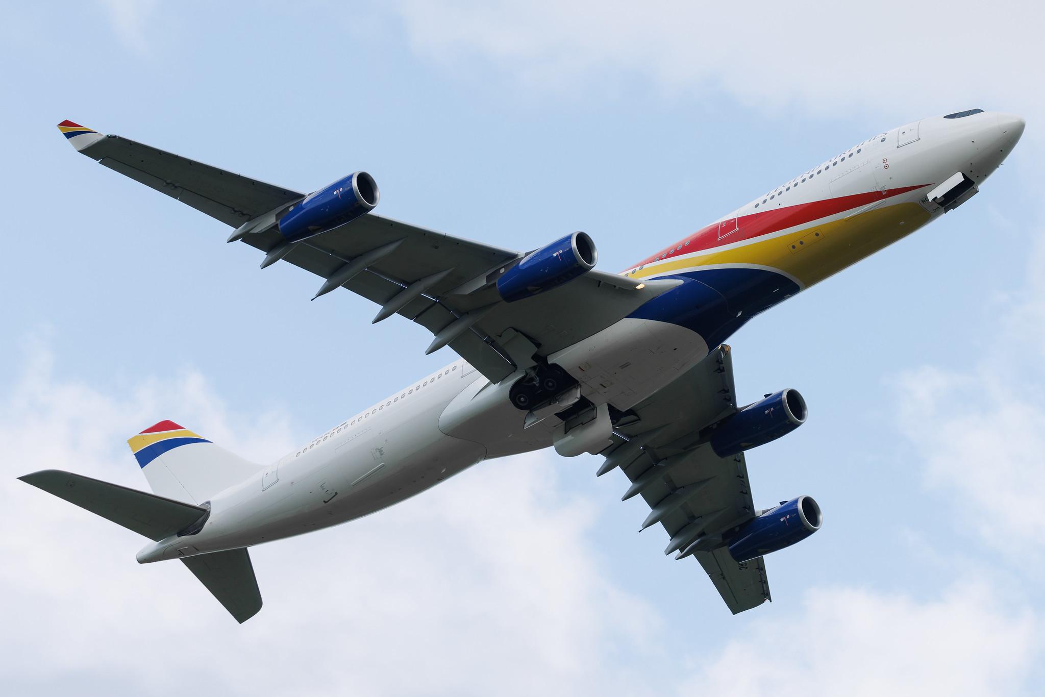 Hamburg Airport: Legend Airlines (LZ / LAL) | Airbus A340-313 A343 | YR-LRC | MSN 0844