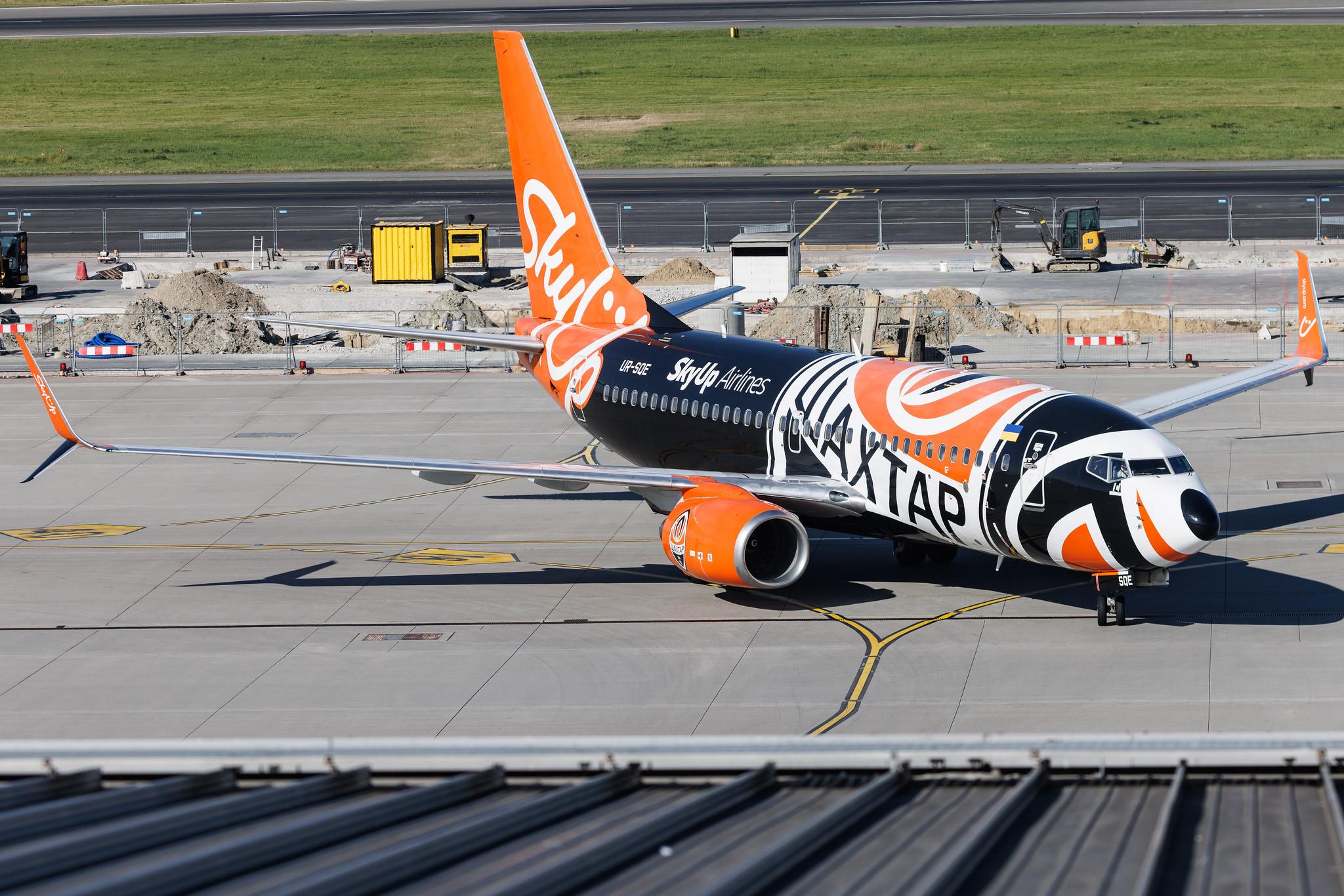 Warsaw Chopin Airport: SkyUp Airlines (PQ / SQP) | Livery: Livery: FC Shakhtar Livery | Boeing 737-75C B737 | UR-SQE | MSN 30034