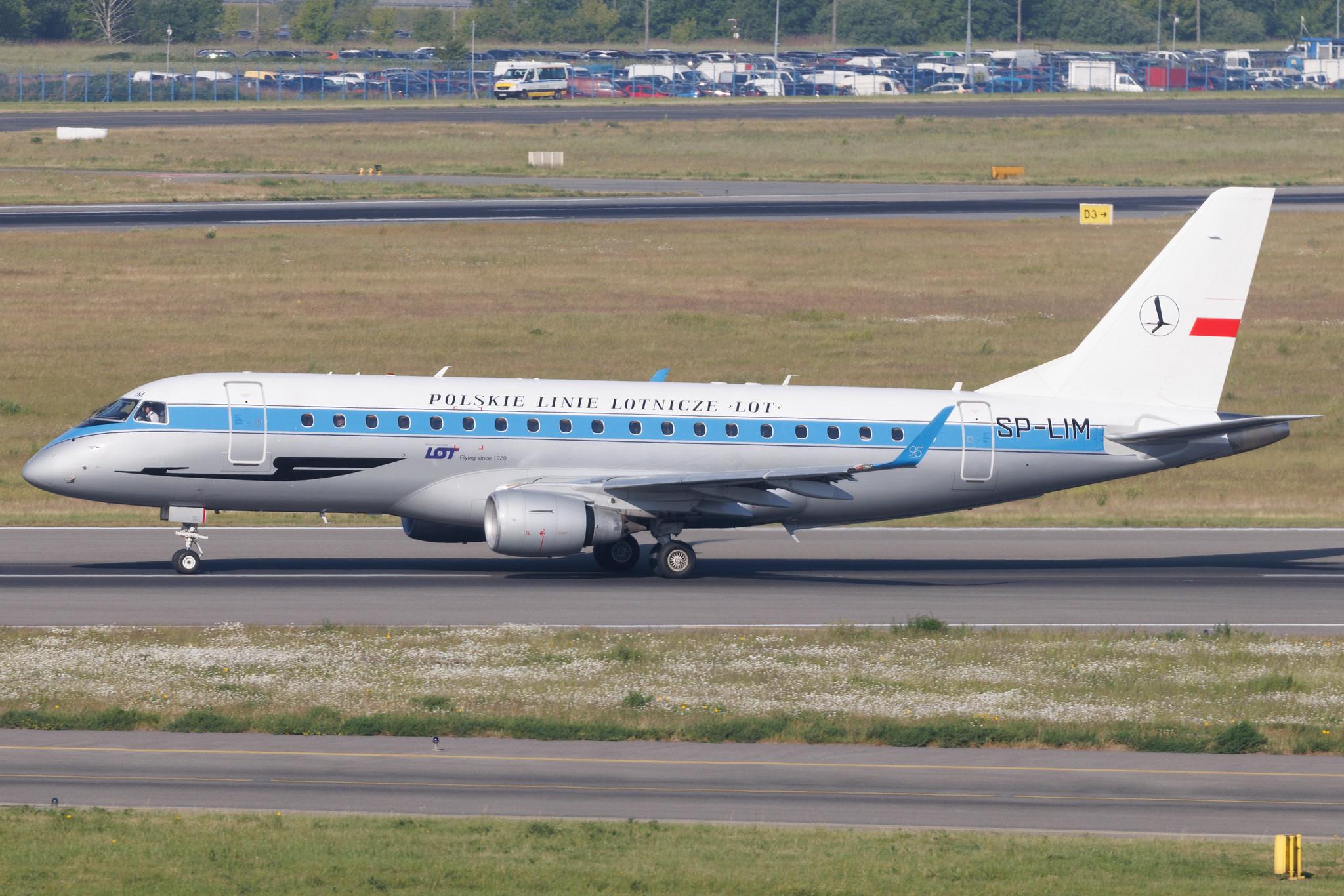 Warsaw Chopin Airport: LOT (LO / LOT) | Livery: Retro Livery | Embraer E175LR E75S | SP-LIM | MSN 17000311