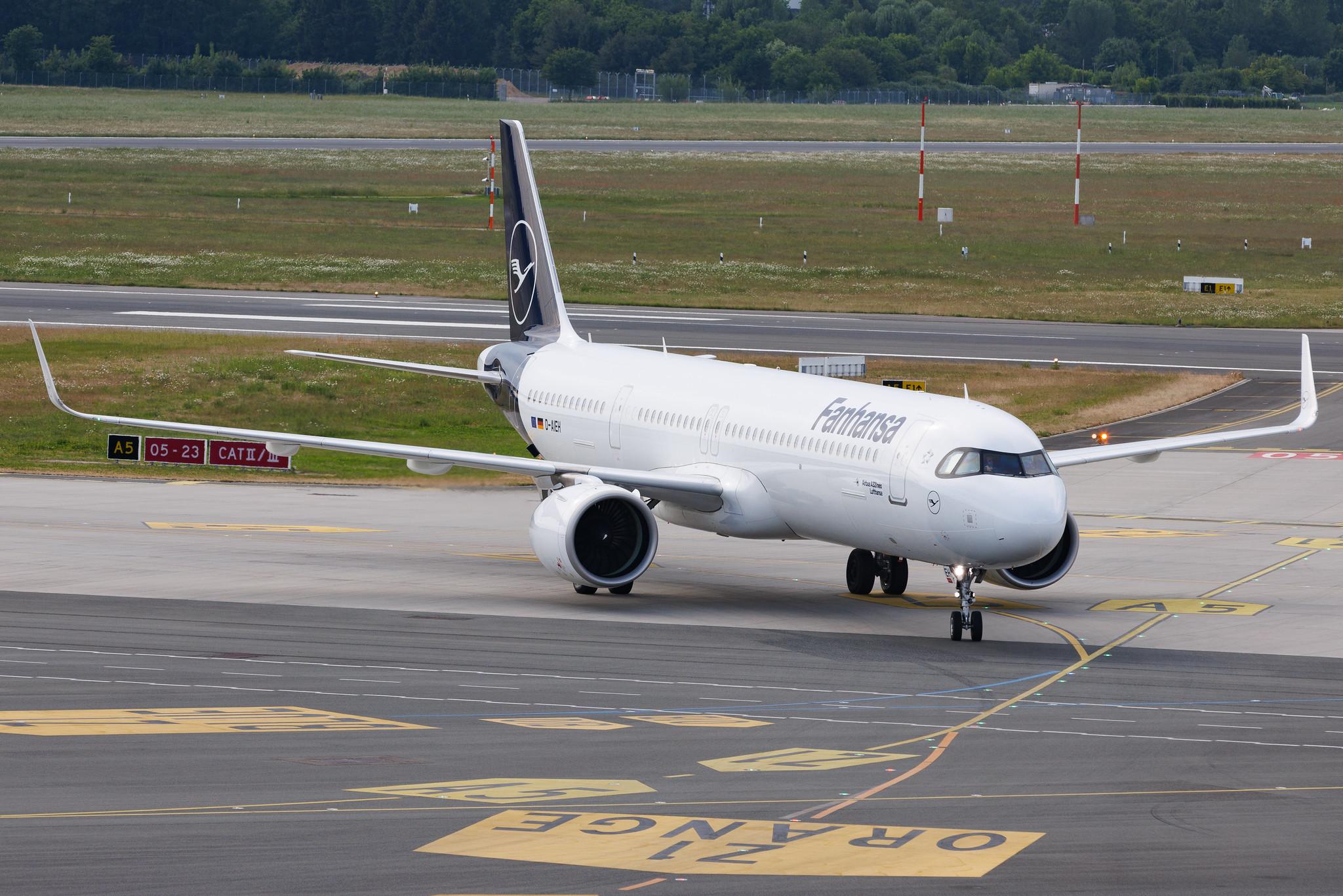 Hamburg Airport: Lufthansa (LH / DLH) | Livery: Fanhansa Titles | Airbus A321-271NX A21N | D-AIEH | MSN 10318