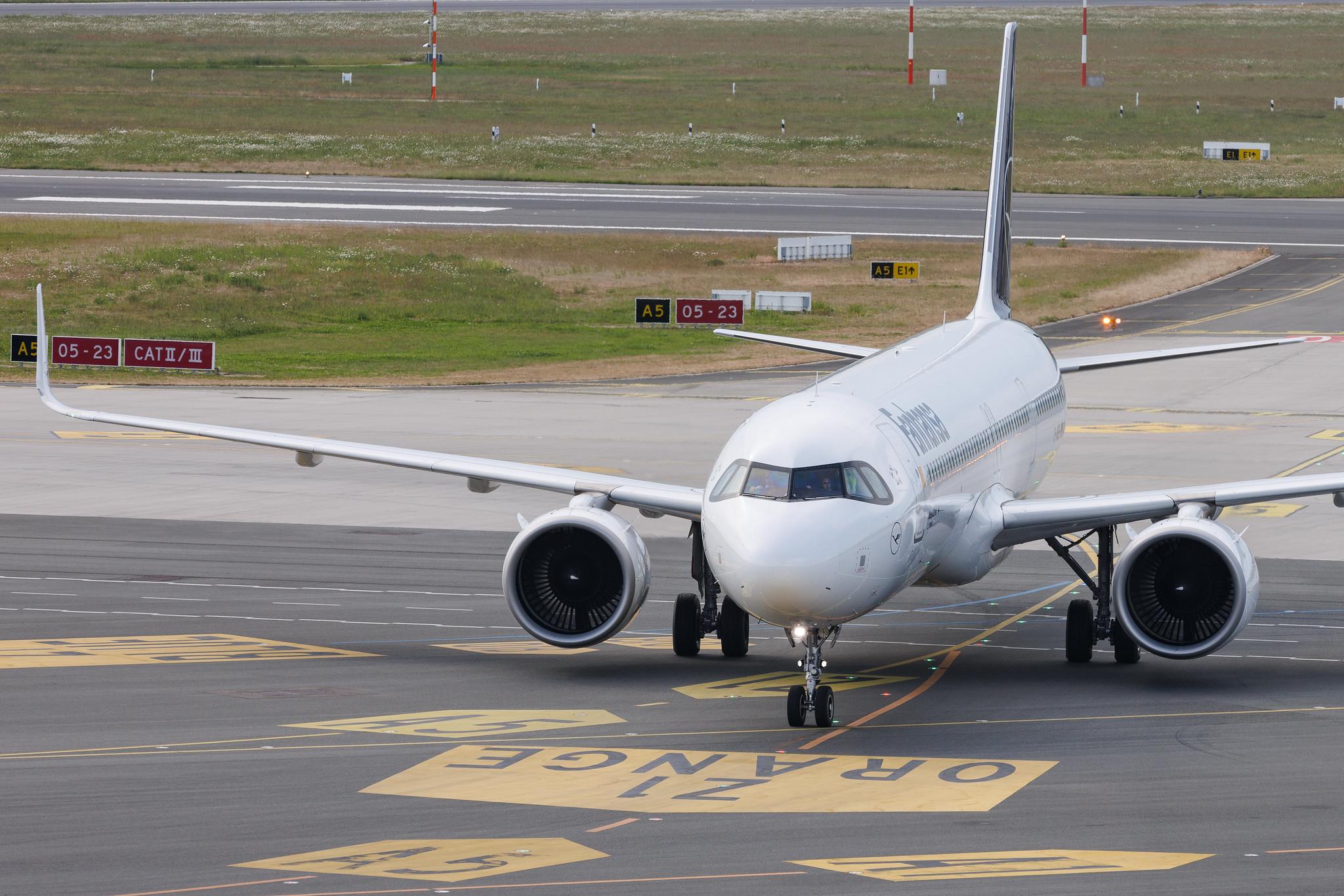Hamburg Airport: Lufthansa (LH / DLH) | Livery: Fanhansa Titles | Airbus A321-271NX A21N | D-AIEH | MSN 10318