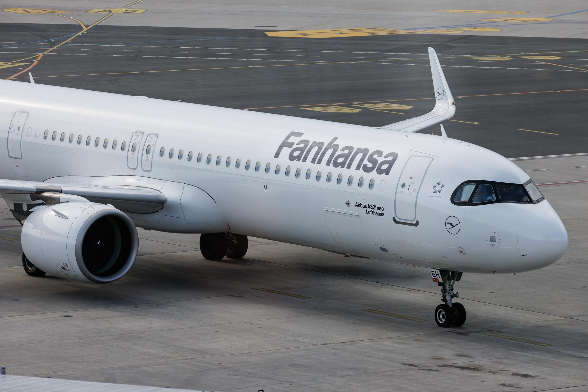 Hamburg Airport: Lufthansa (LH / DLH) | Livery: Fanhansa Titles | Airbus A321-271NX A21N | D-AIEH | MSN 10318