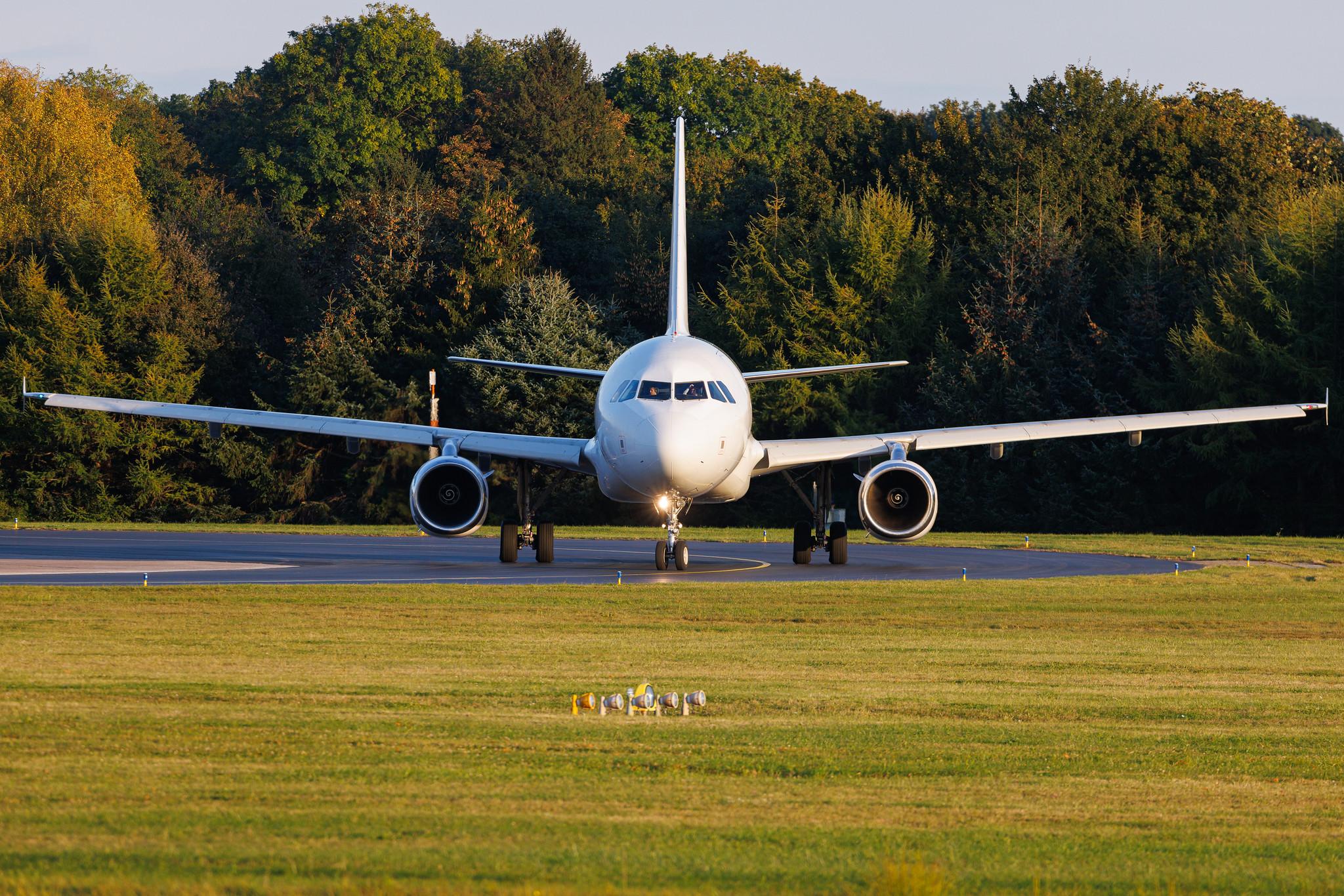 Hamburg Airport: Avion Express (X9 / NVD) | Airbus A320-232 A320 | LY-VEL | MSN 1998