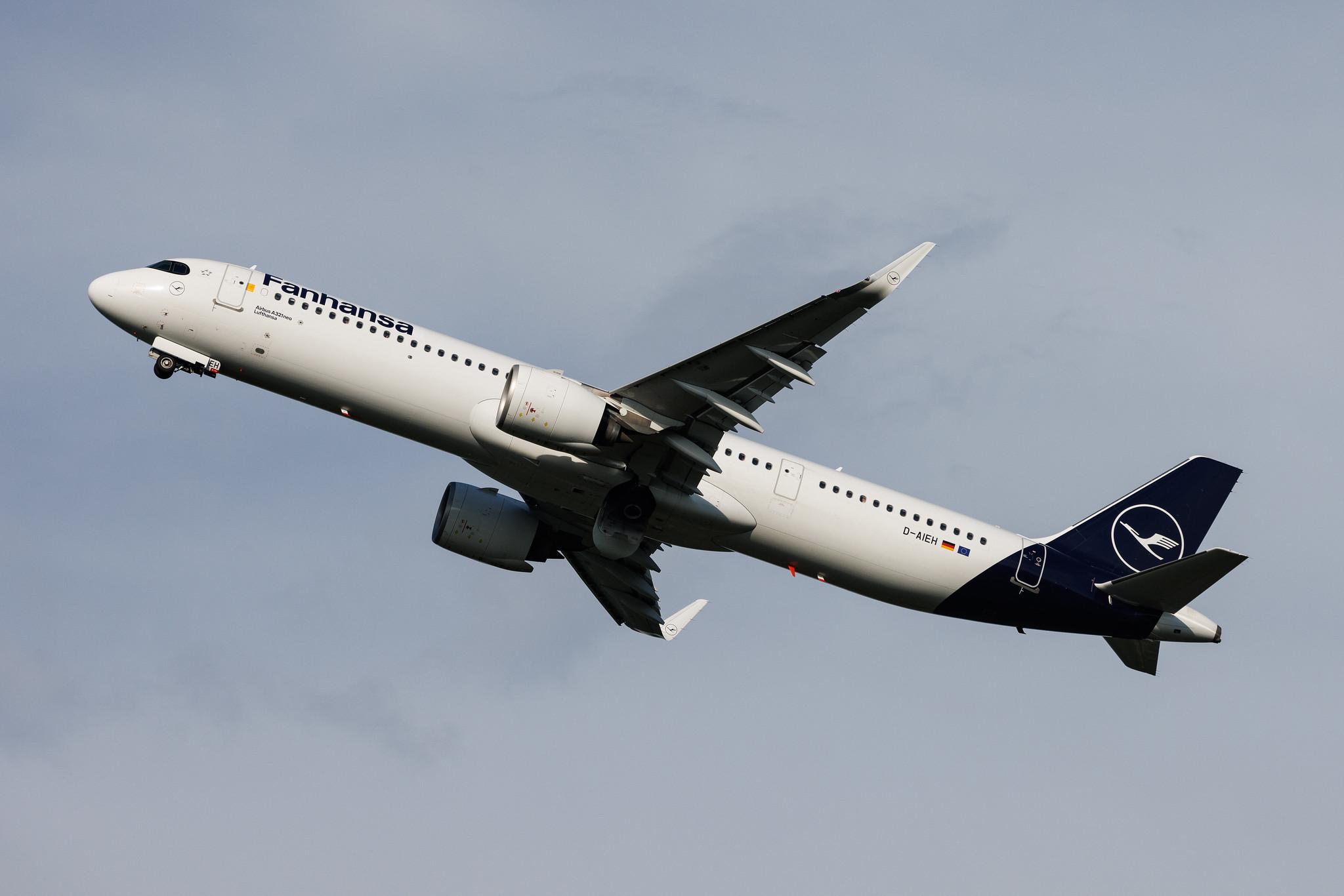 Hamburg Airport: Lufthansa (LH / DLH) | Livery: Fanhansa Titles | Airbus A321-271NX A21N | D-AIEH | MSN 10318