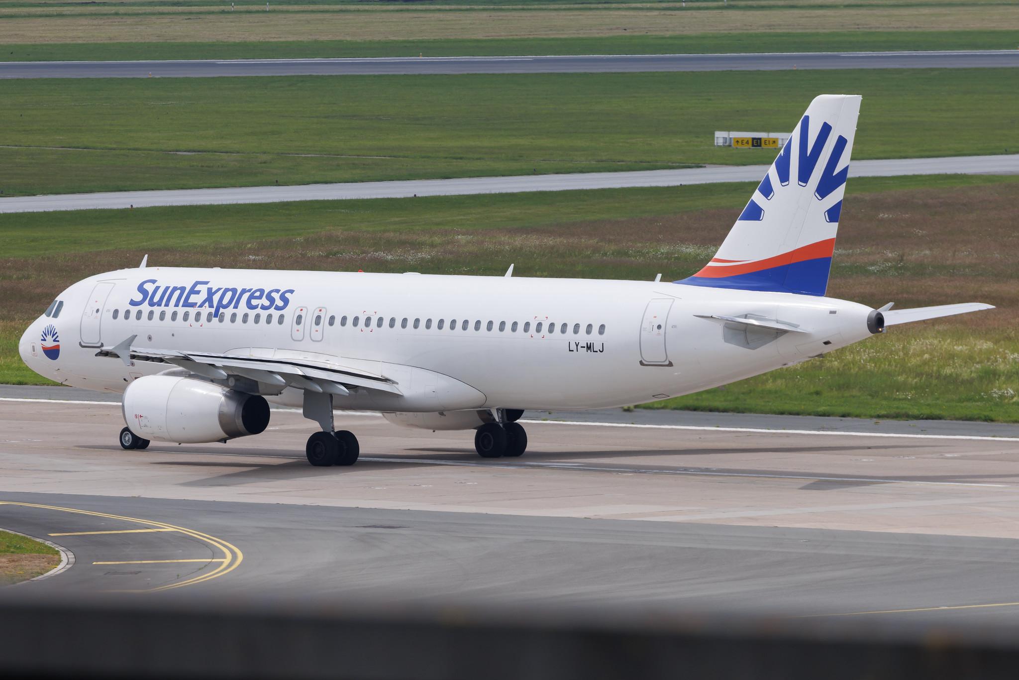 Hamburg Airport: SunExpress (XQ / SXS) | Operator: Avion Express | Airbus A320-232 A320 | LY-MLJ | MSN 03877
