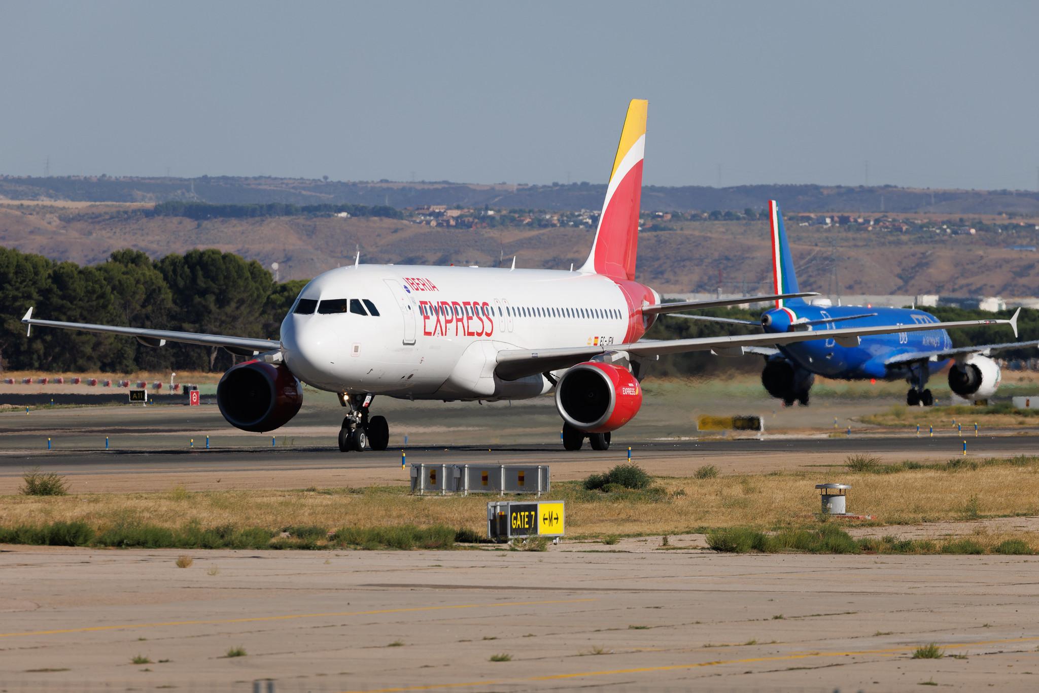 Madrid Barajas Airport: Iberia (IB / IBE) | Airbus A320-214 A320 | EC-JFN | MSN 2391