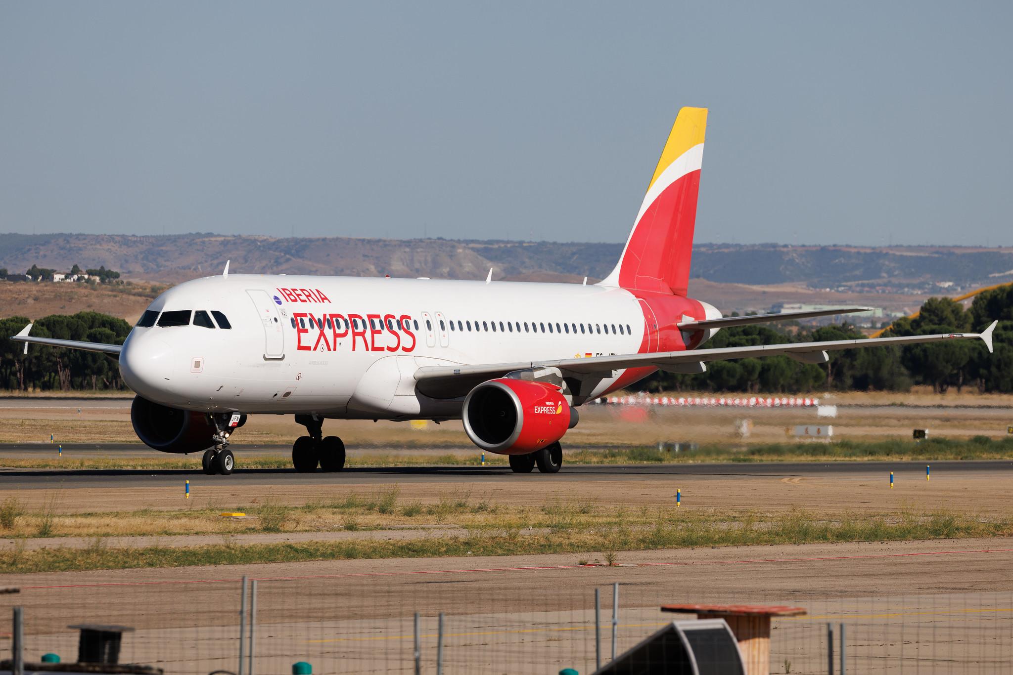 Madrid Barajas Airport: Iberia (IB / IBE) | Airbus A320-214 A320 | EC-JFN | MSN 2391