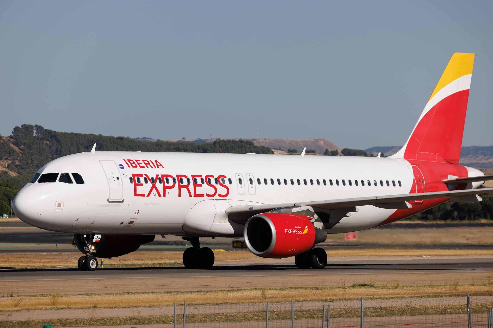 Madrid Barajas Airport: Iberia (IB / IBE) | Airbus A320-214 A320 | EC-JFN | MSN 2391