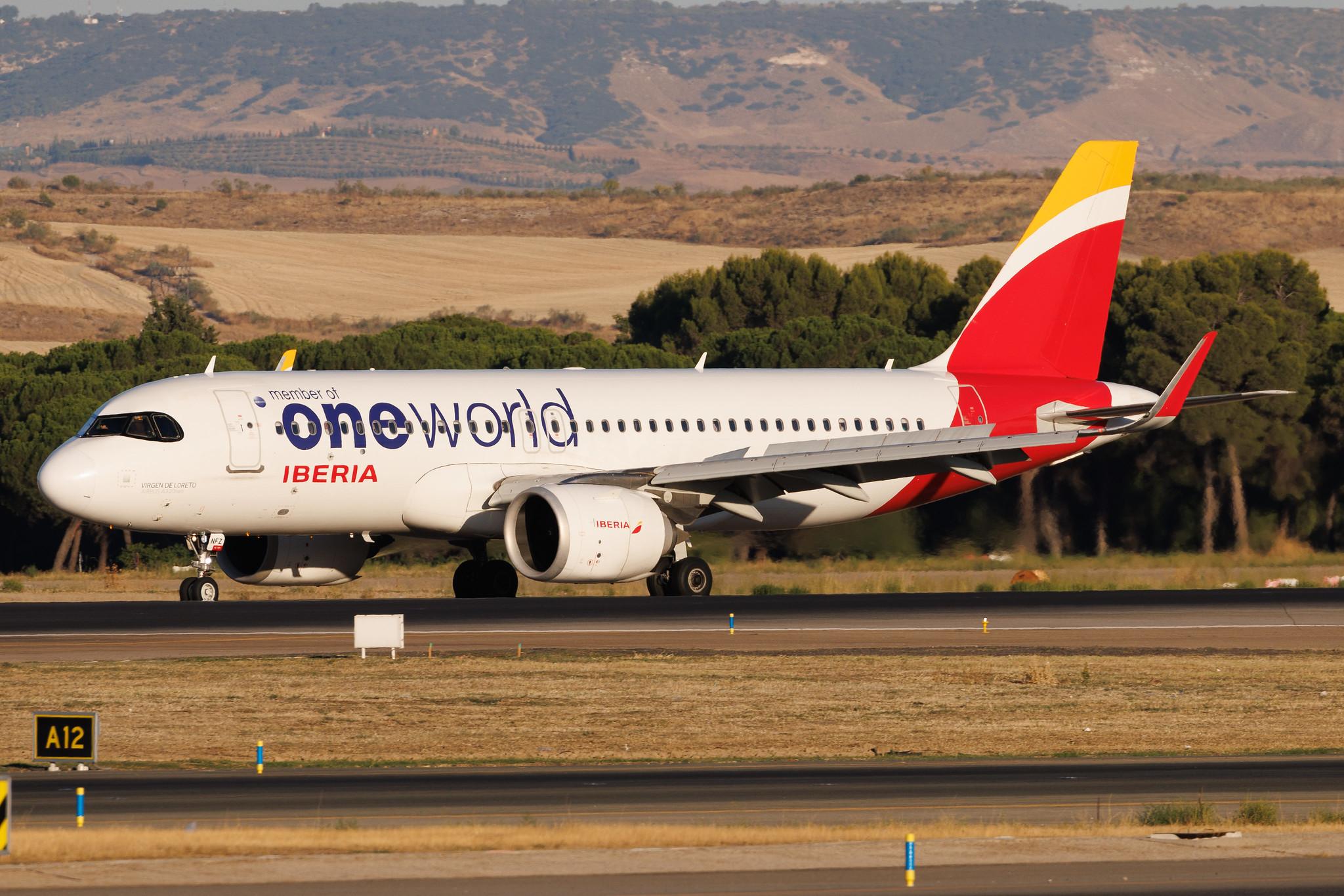 Madrid Barajas Airport: Iberia (IB / IBE) | Livery: Oneworld Livery | Airbus A320-251N A20N | EC-NFZ | MSN 10002