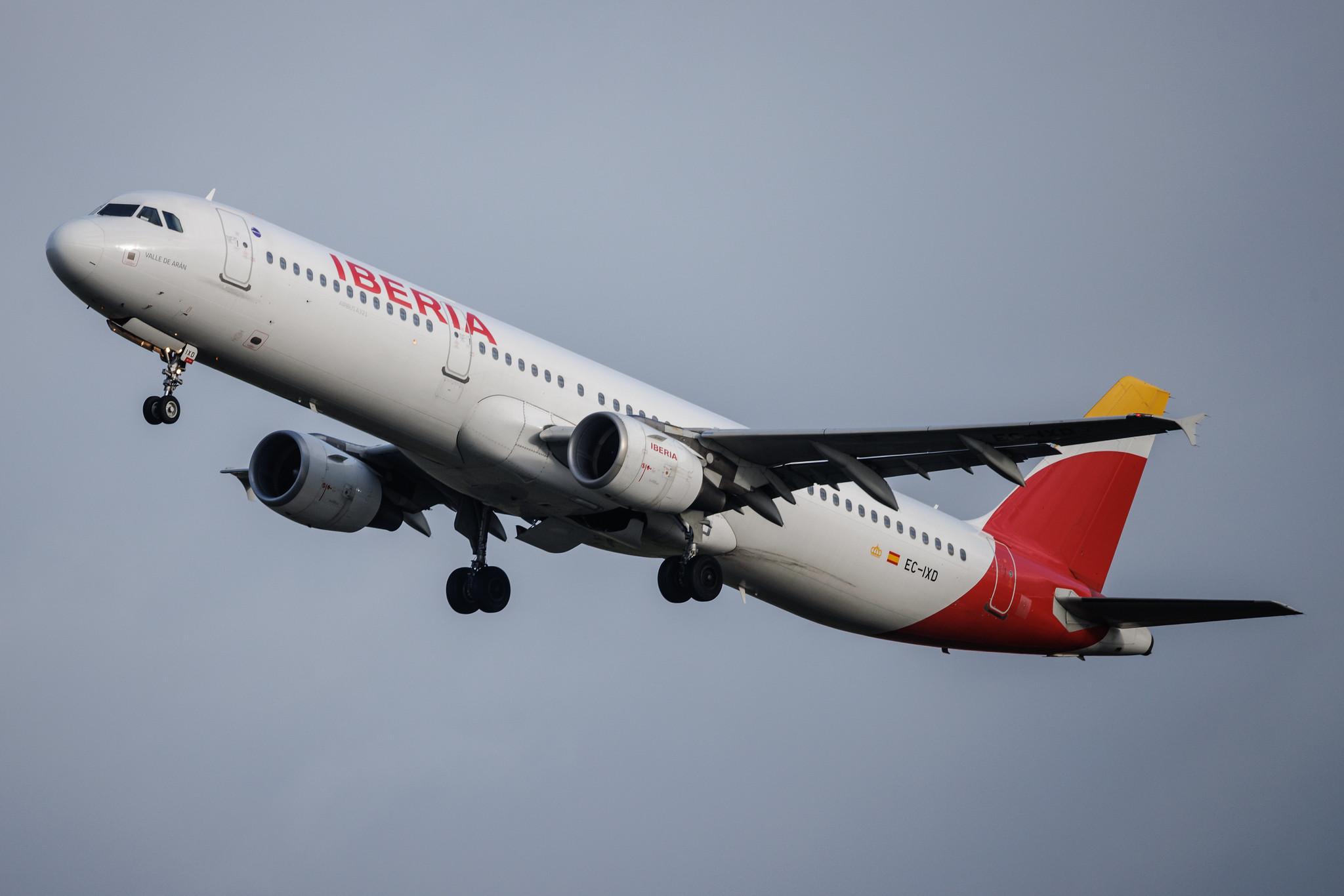 Paris Orly Airport: Iberia (IB / IBE) | Airbus A321-212 A321 | EC-IXD | MSN 2220