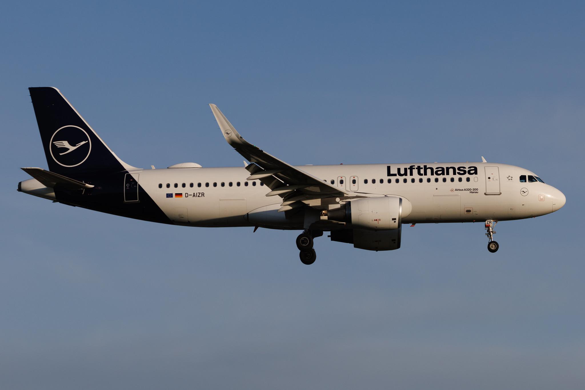 Hamburg Airport: Lufthansa (LH / DLH) | Airbus A320-214 A320 | D-AIZR | MSN 5525