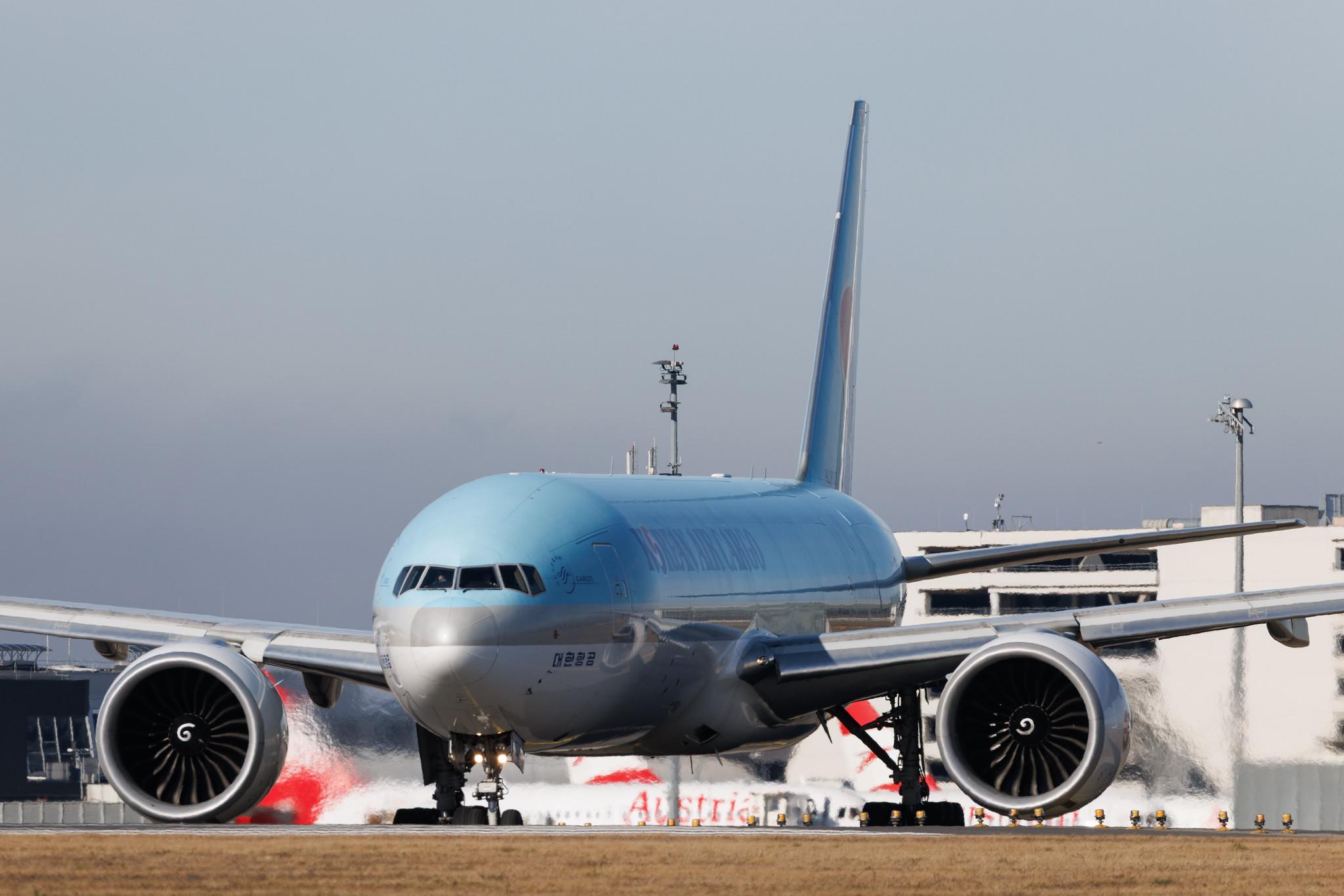 Vienna International Airport: Korean Air Cargo (KE / KAL) | Operator: Korean Air | Boeing 777-FB5 B77L | HL8005 | MSN 37642