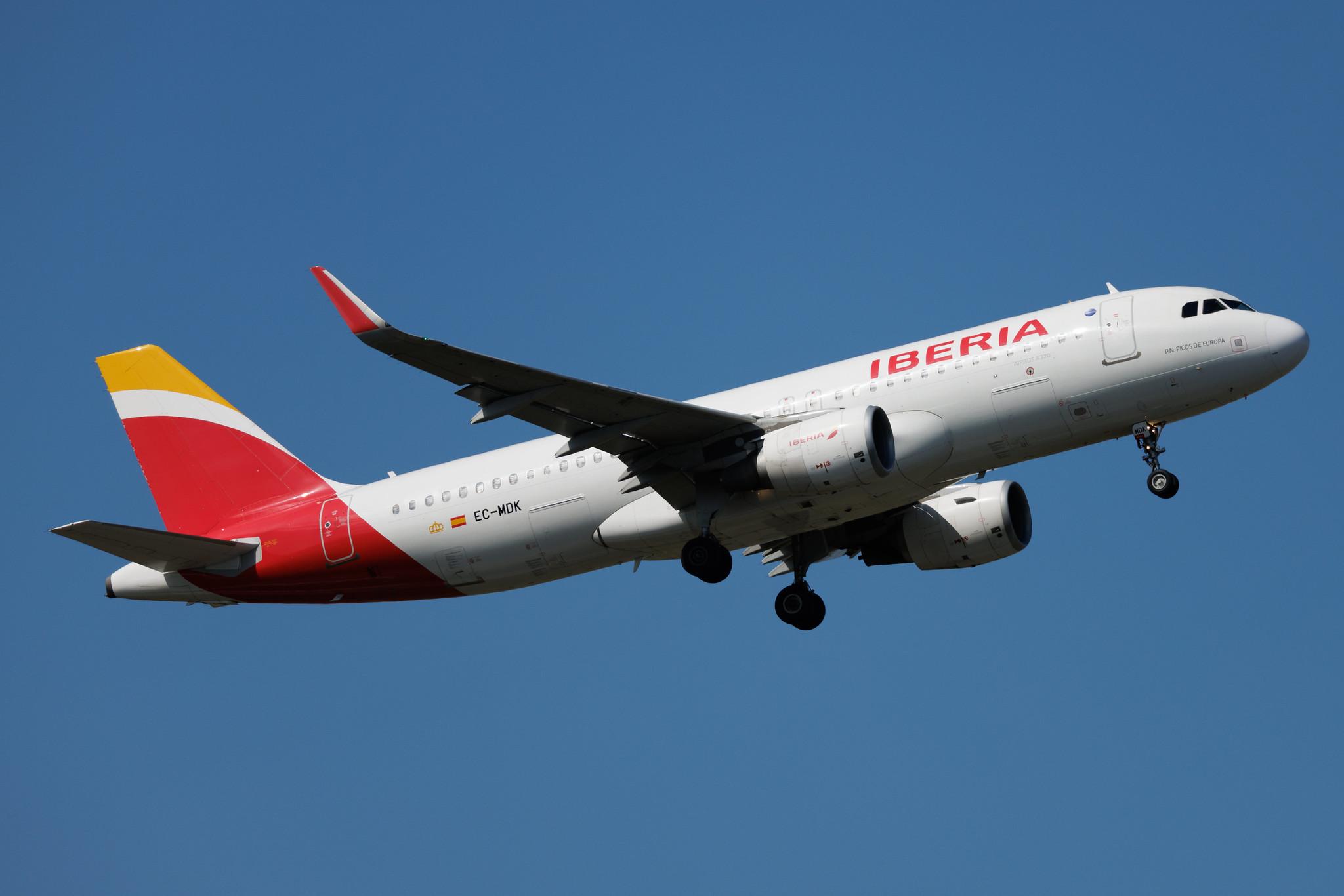 Düsseldorf Airport: Iberia (IB / IBE) | Airbus A320-214 A320 | EC-MDK | MSN 6328