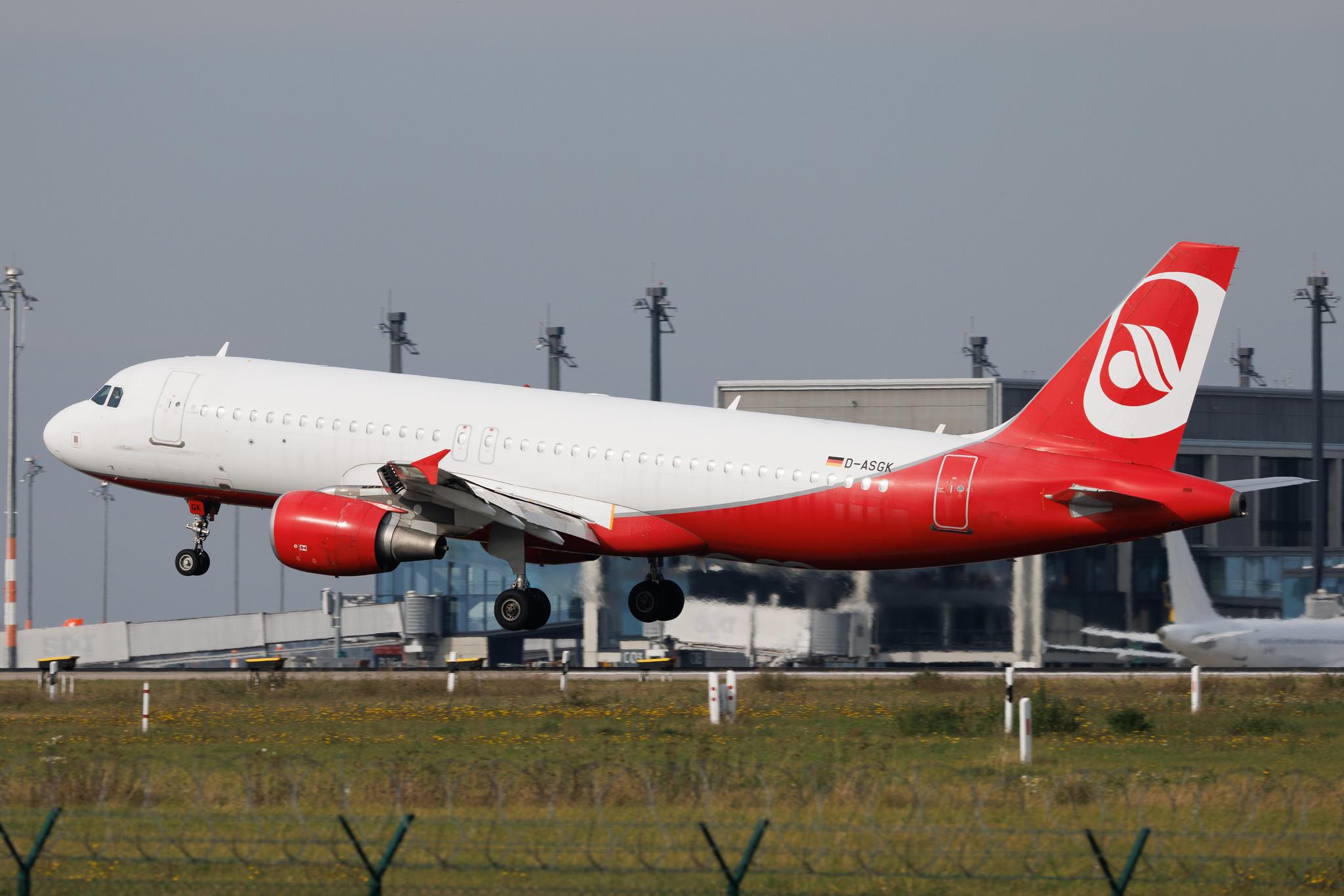 Flughafen Berlin Brandenburg: Sundair (SR / SDR) | Airbus A320-214 A320 | D-ASGK | MSN 2668