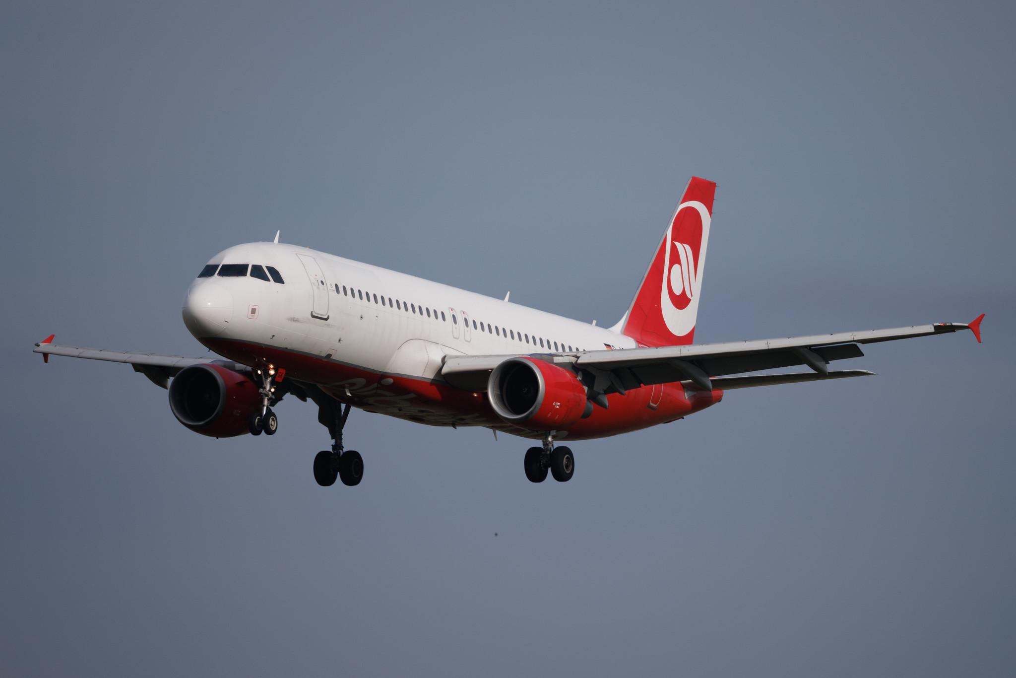 Flughafen Berlin Brandenburg: Sundair (SR / SDR) | Airbus A320-214 A320 | D-ASGK | MSN 2668