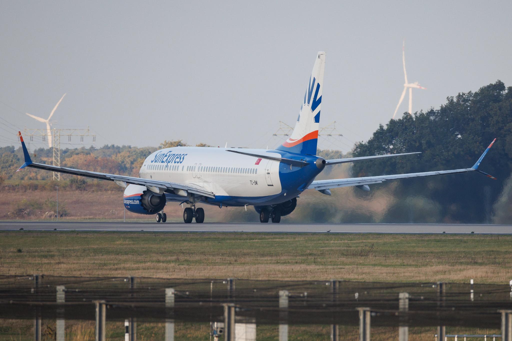 Flughafen Berlin Brandenburg: SunExpress (XQ / SXS) |  Boeing 737 MAX 8 B38M | TC-SMI | MSN 43566