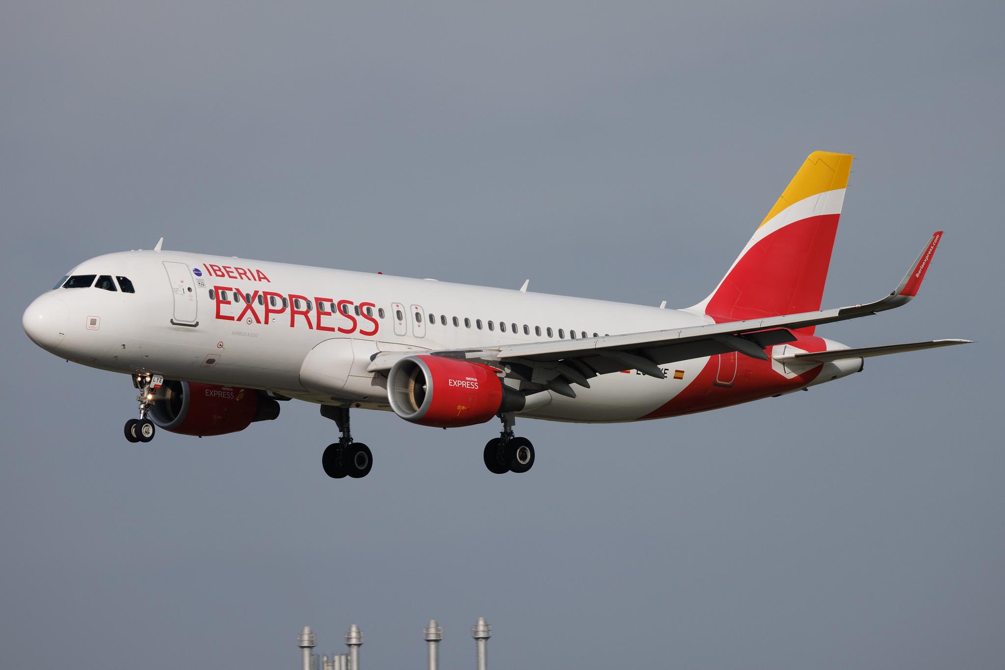 Flughafen Berlin Brandenburg: Iberia Express (I2 / IBS) | Airbus A320-216 A320 | EC-LYE | MSN 5729
