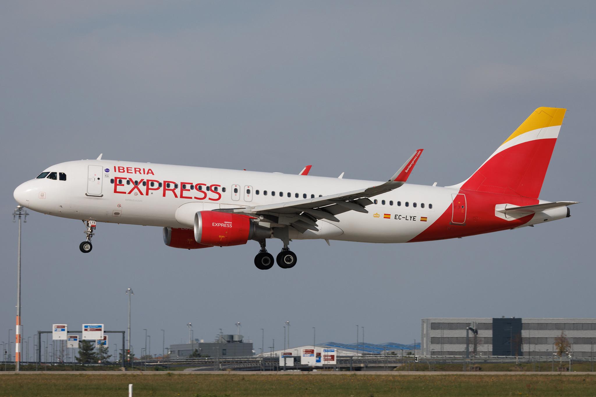 Flughafen Berlin Brandenburg: Iberia Express (I2 / IBS) | Airbus A320-216 A320 | EC-LYE | MSN 5729