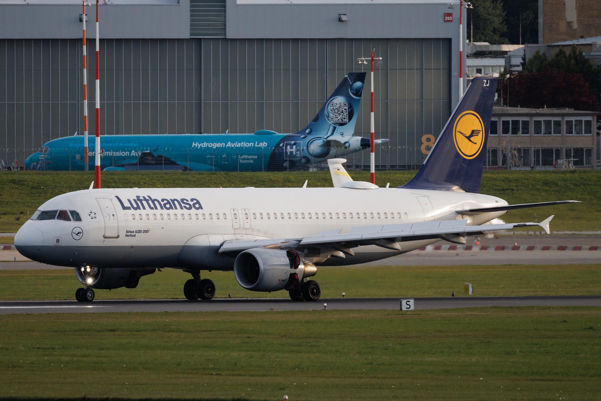 Hamburg Airport: Lufthansa (LH / DLH) | Airbus A320-214 A320 | D-AIZJ | MSN 4449