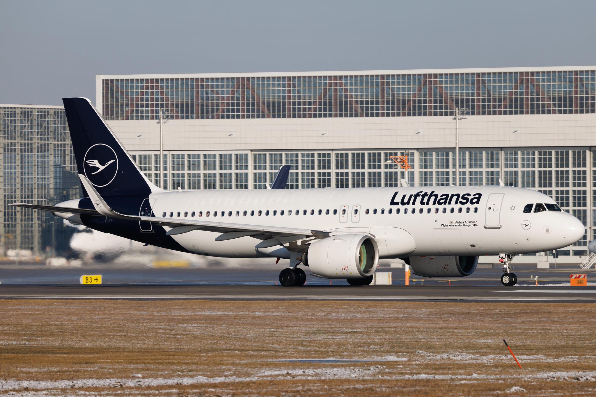 Munich Airport: Der Airbus A321-131 (A321) der Fluglinie Lufthansa (LH / DLH) mit der Registrierung D-AIRX (MSN: 0887) rollt am Flughafen Munich Airport (EDDM/MUC).