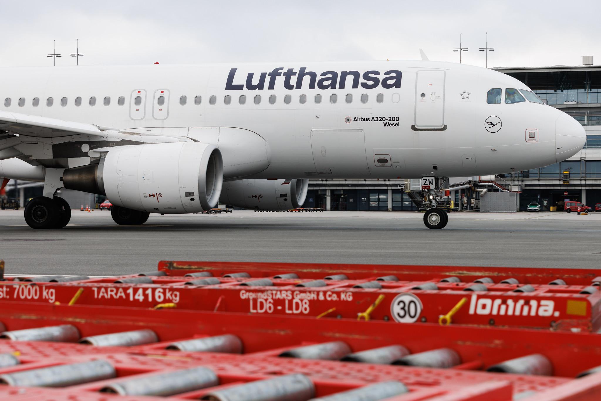Hamburg Airport: Lufthansa (LH / DLH) | Airbus A320-214 A320 | D-AIZW | MSN 5694