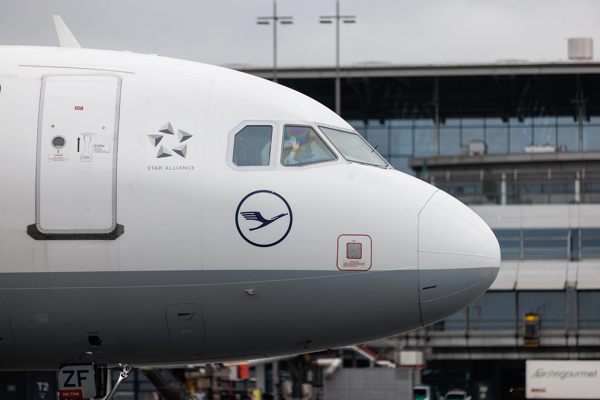 Hamburg Airport: Lufthansa (LH / DLH) | Airbus A320-214 A320 | D-AIZF | MSN 4289