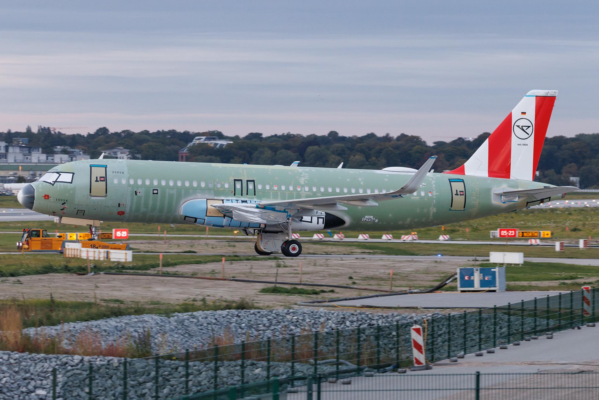 Hamburg Finkenwerder: Condor (DE / CFG) | Livery: Red Passion Livery | Airbus A320-271N A20N | D-AUAT | D-ANCW | MSN 12954