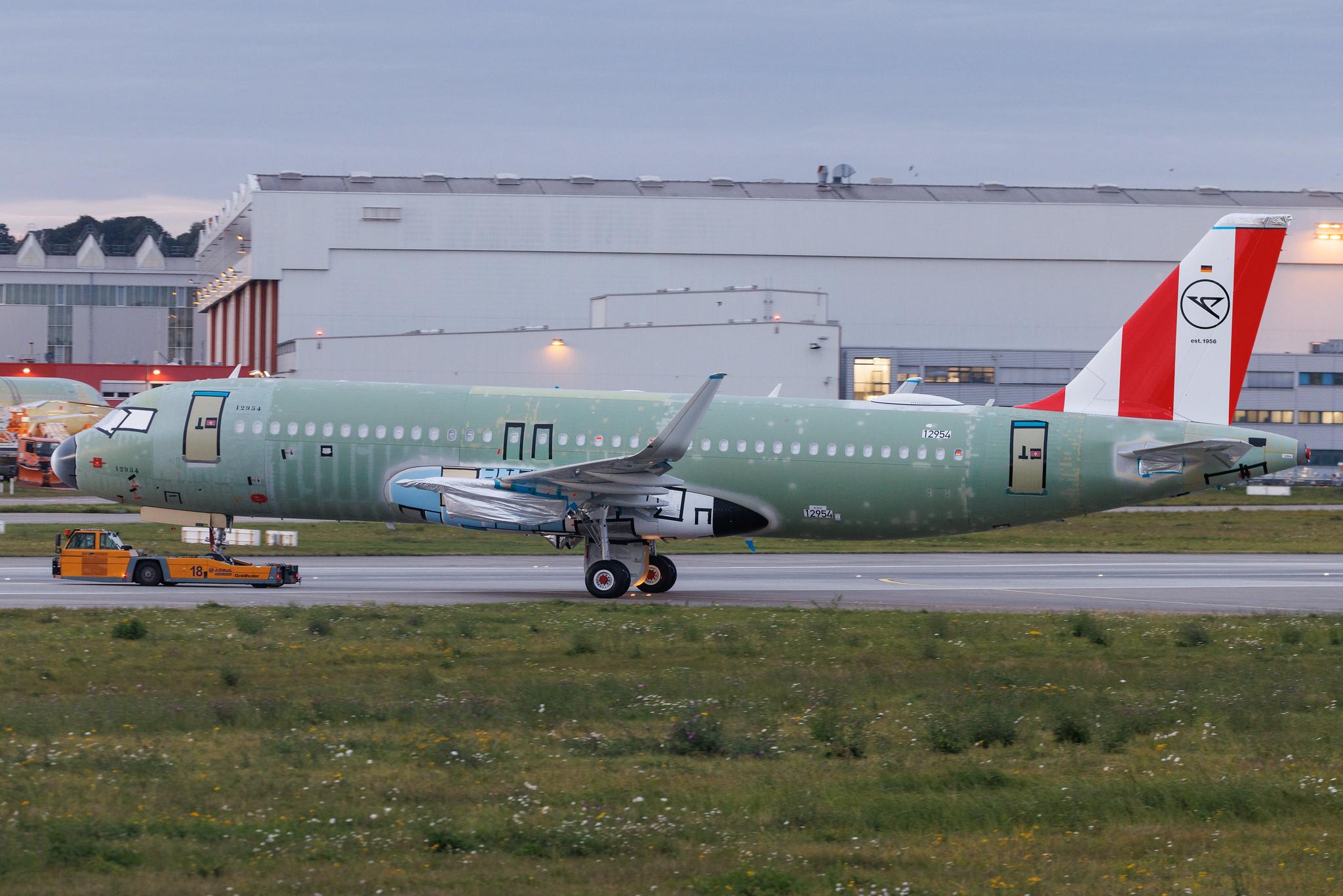 Hamburg Finkenwerder: Condor (DE / CFG) | Livery: Red Passion Livery | Airbus A320-271N A20N | D-AUAT | D-ANCW | MSN 12954
